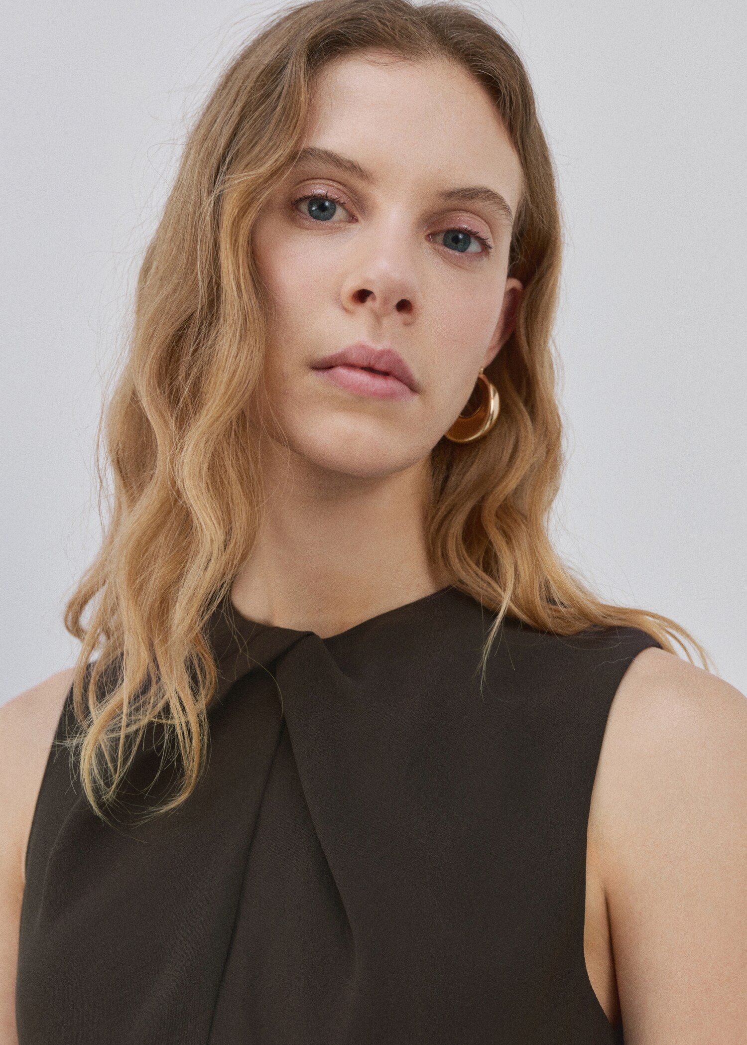 Macacão com detalhe drapeado e cinto - Pormenor do artigo 1