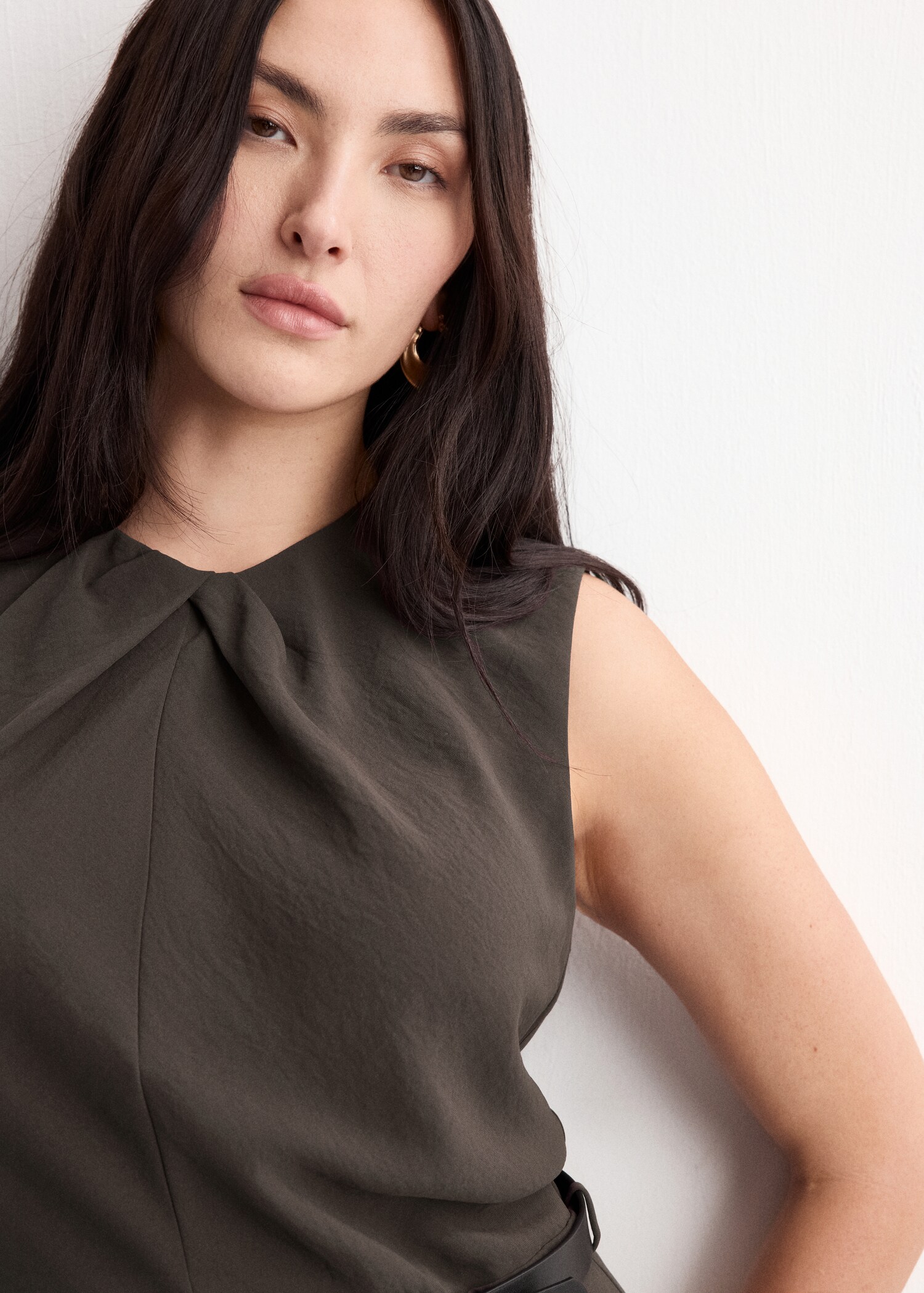 Macacão com detalhe drapeado e cinto - Pormenor do artigo 4