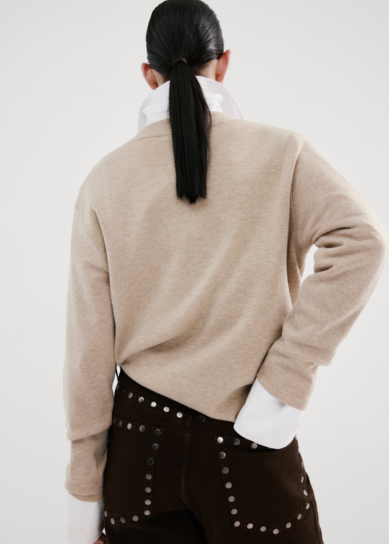 V-neck knit sweater - Reverse of the article