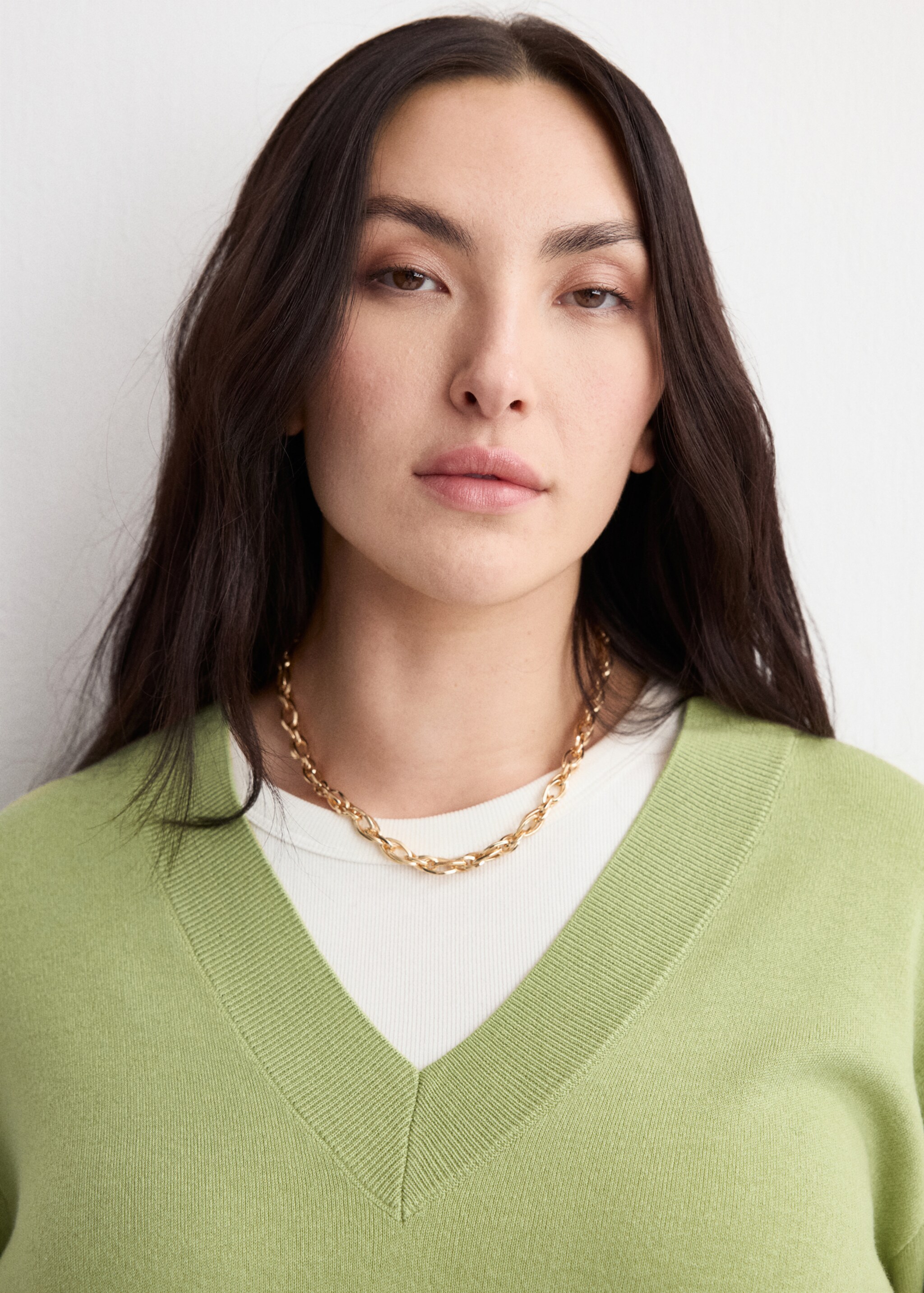 V-neck knit sweater - Details of the article 4, Green. Ref: 27024090-00.