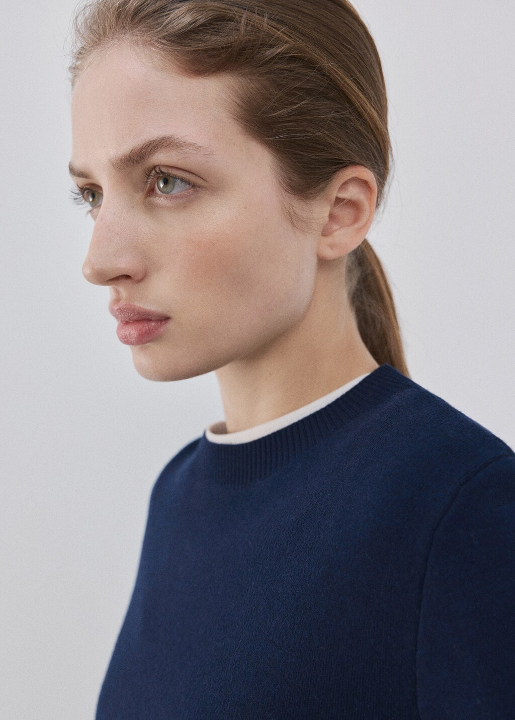 Round-neck knitted sweater - image 4