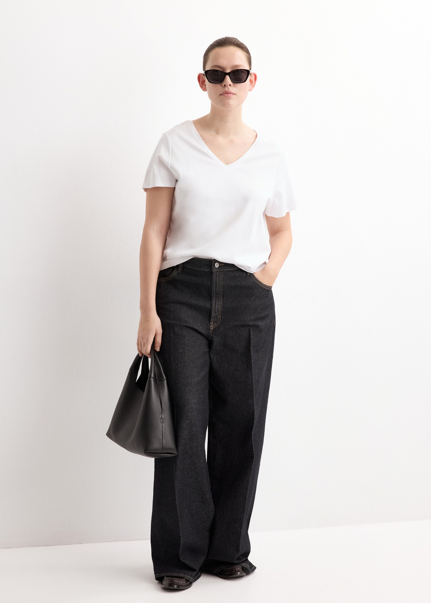 T-shirt av bomull med v-ringning - Detaljer om artikeln 3