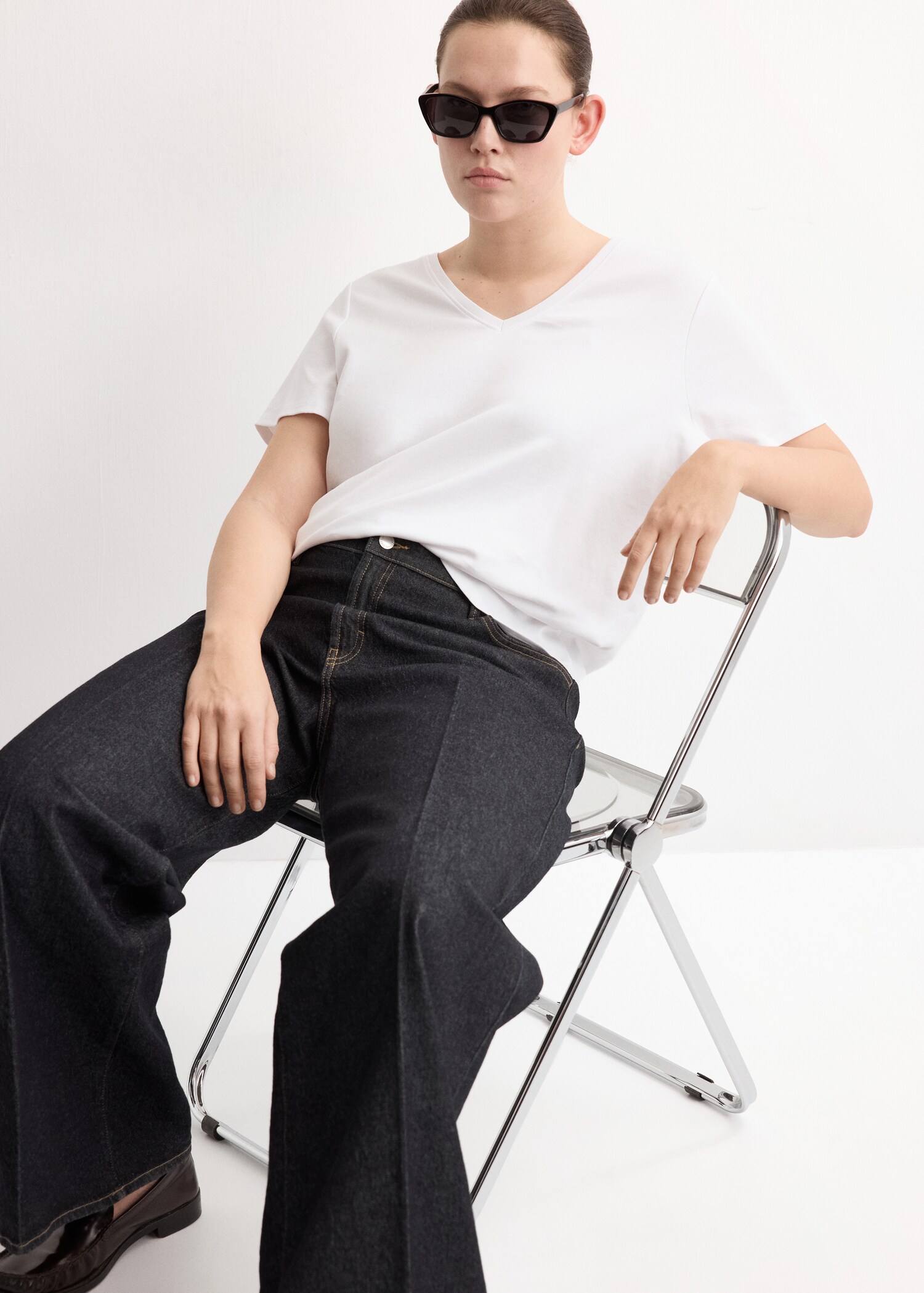 T-shirt av bomull med v-ringning - Detaljer om artikeln 5