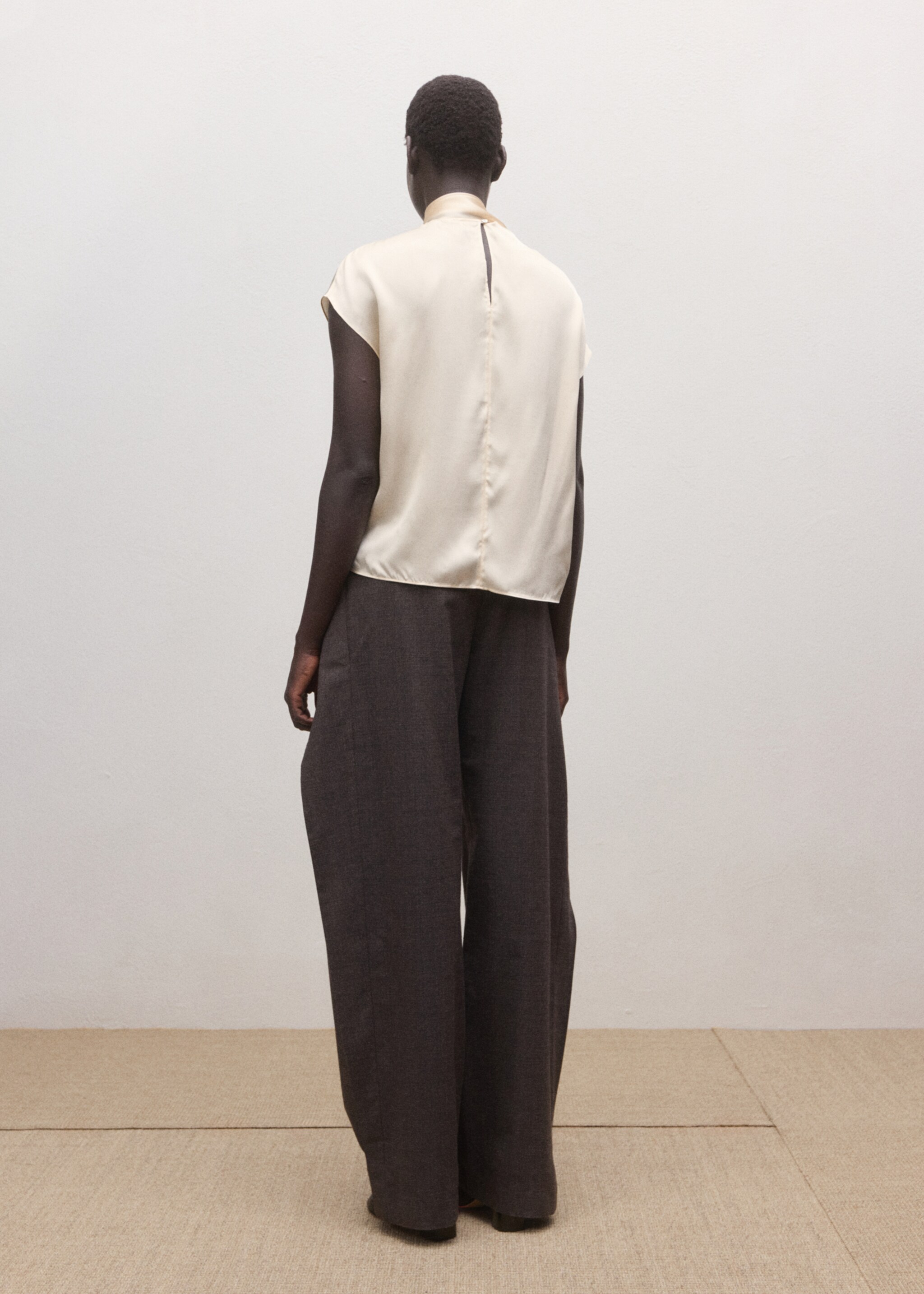 Blouse van 100% zijde met sjaalkraag - Achterkant van het artikel, Ecru. Ref: 27024097-00.