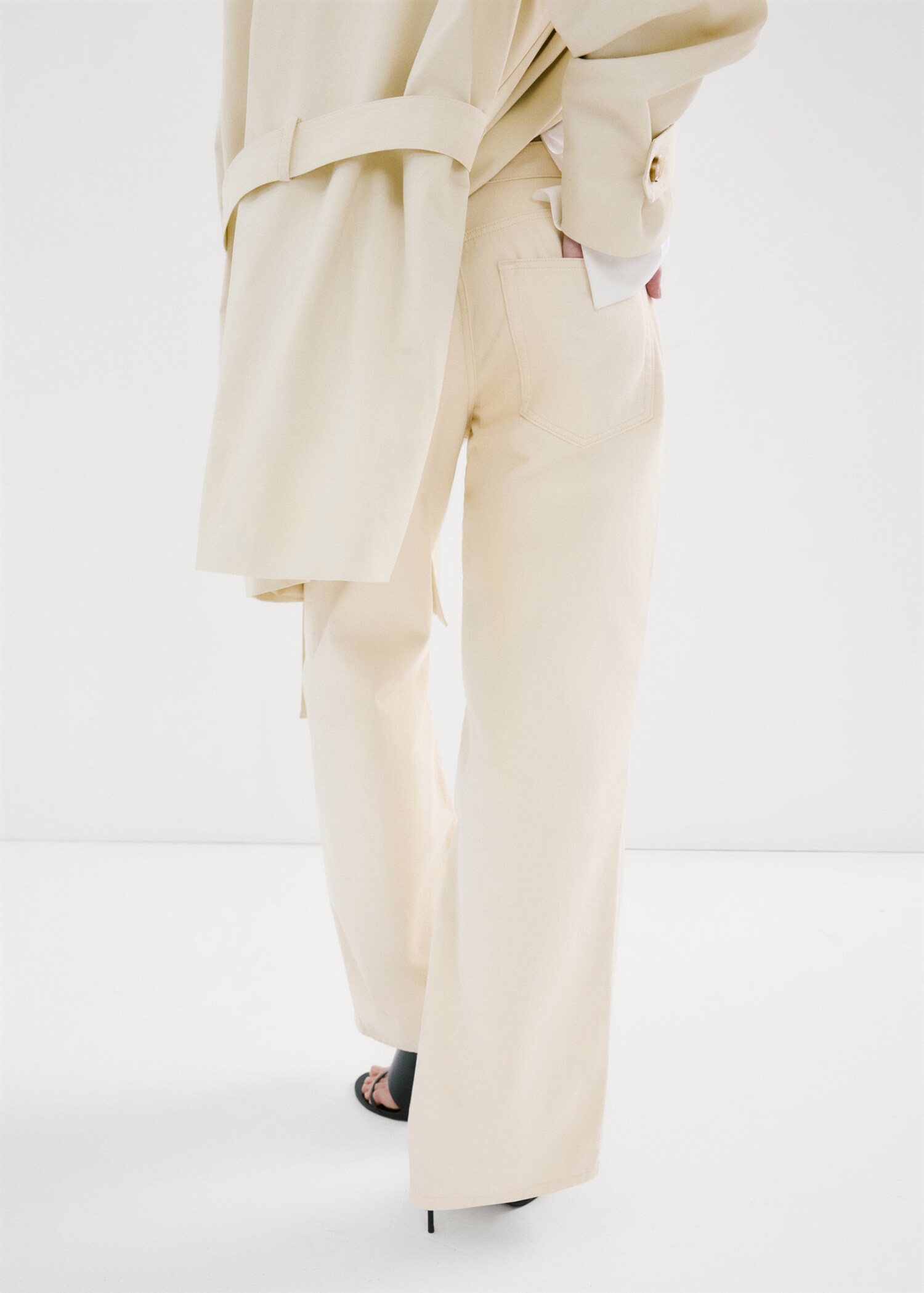 Low-rise wide leg jeans - Reverse of the article