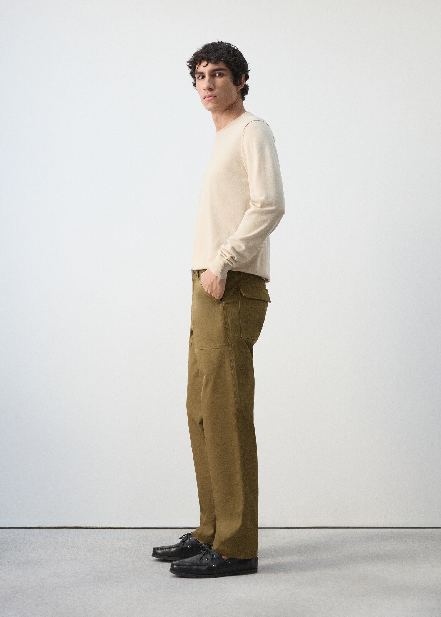 100% cotton trousers with patch pockets - Details of the article 2