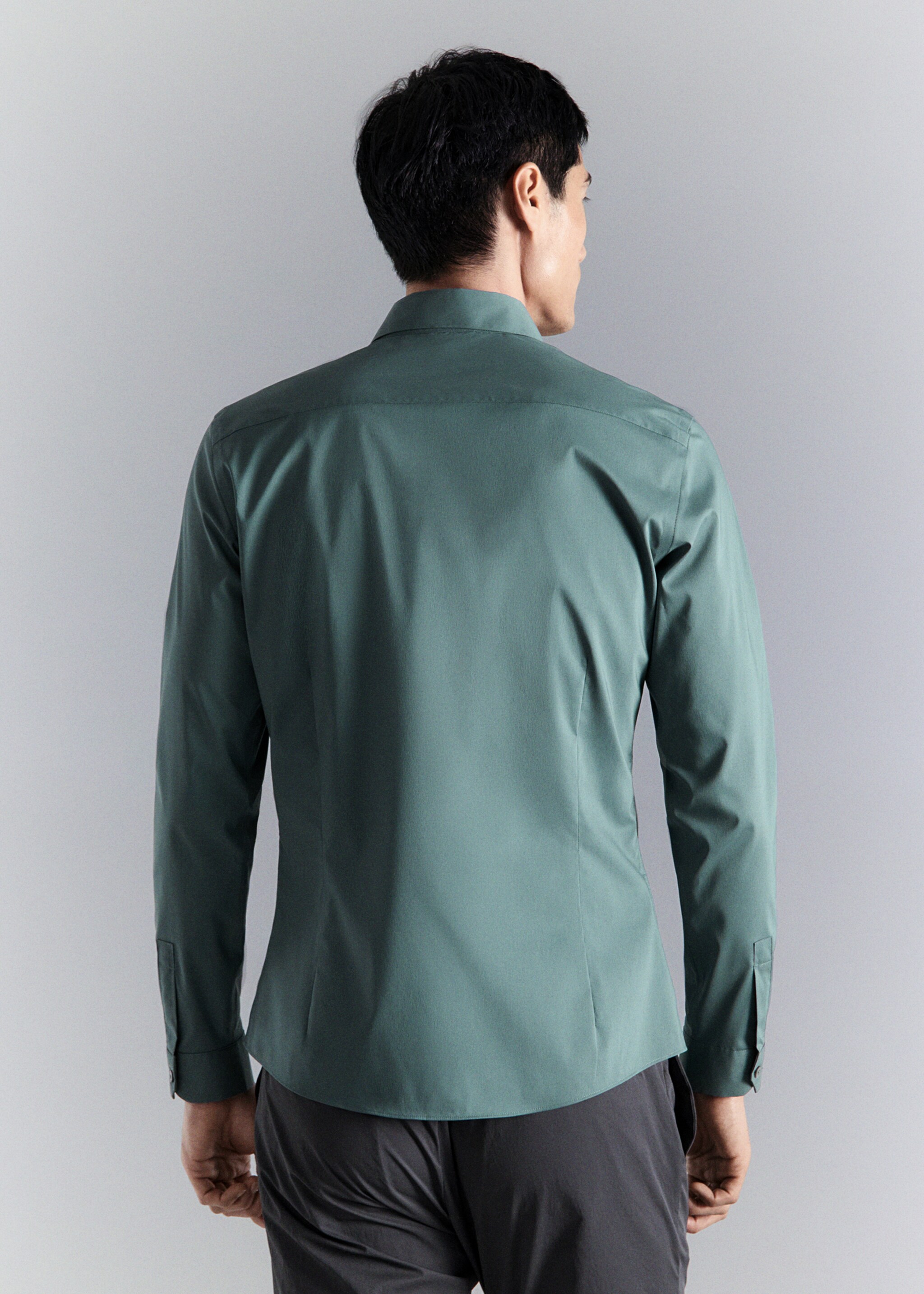 Camisa comfort stretch non iron - Reverso del artículo, Verde medio. Ref: 27024424-00.