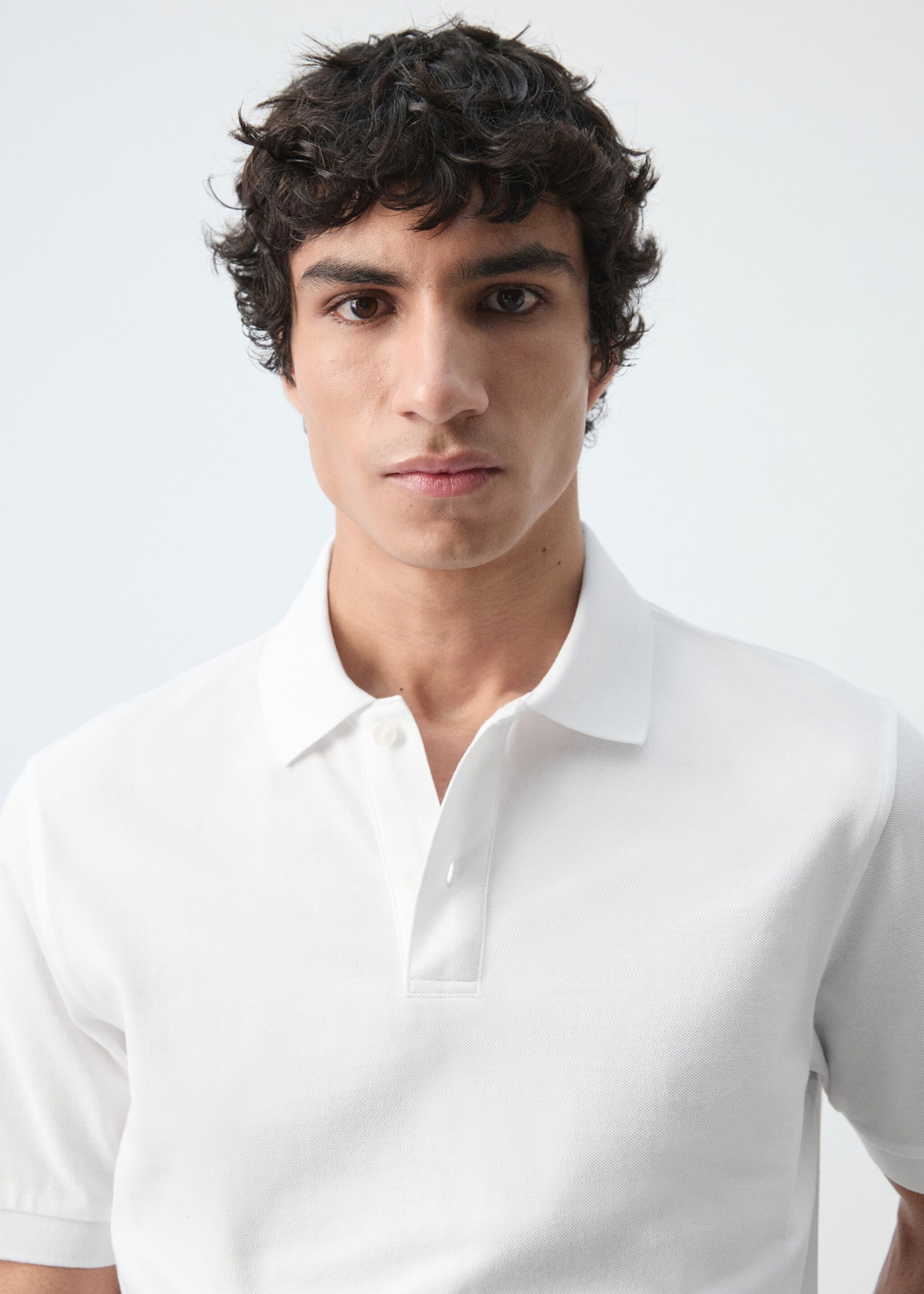 قميص بولو بقصة عادية من قطن بيكيه - تفاصيل المنتج 1, أبيض. Ref: 27024427-00.