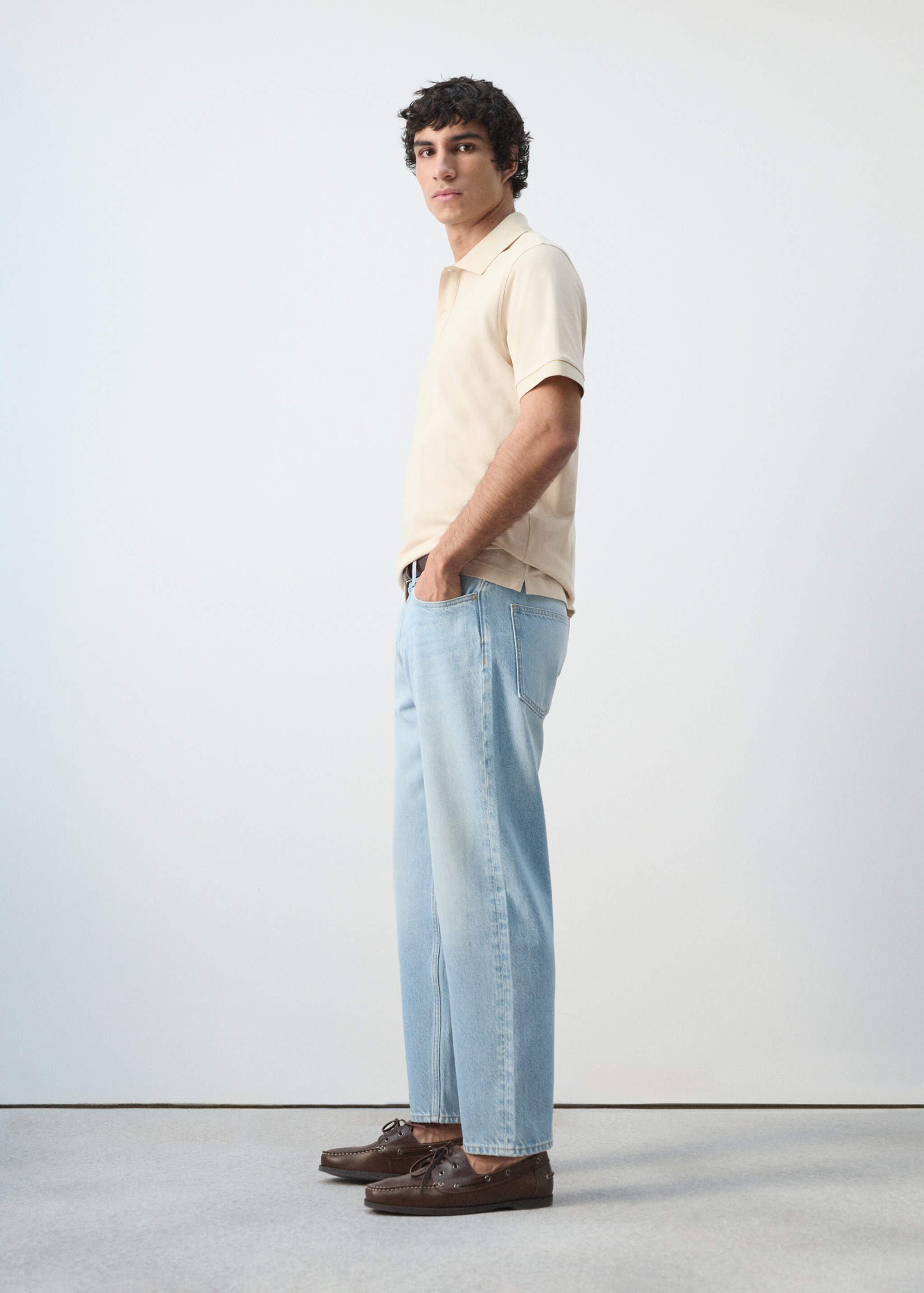 قميص بولو بقصة عادية من قطن بيكيه - تفاصيل المنتج 2, رملي. Ref: 27024427-00.