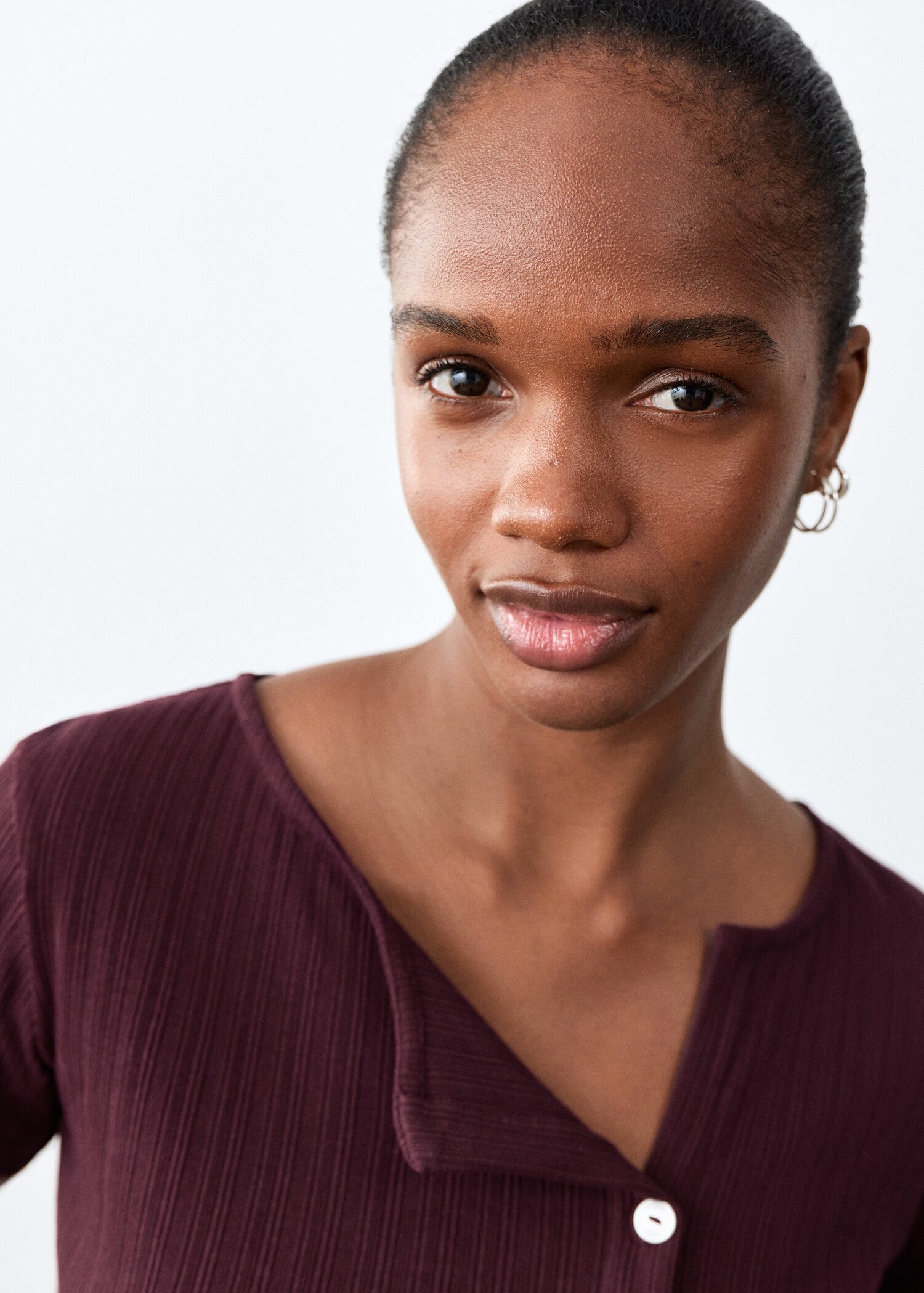 Ribbed T-shirt with button detail - Details of the article 1