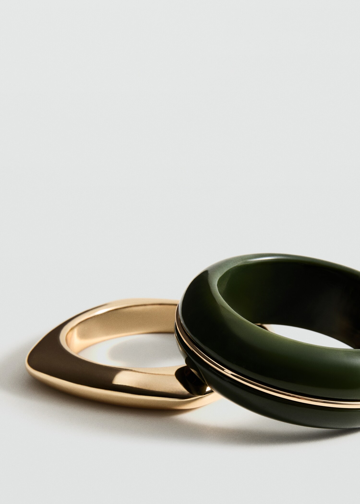 Комплект жестких комбинированных браслетов - Средний план