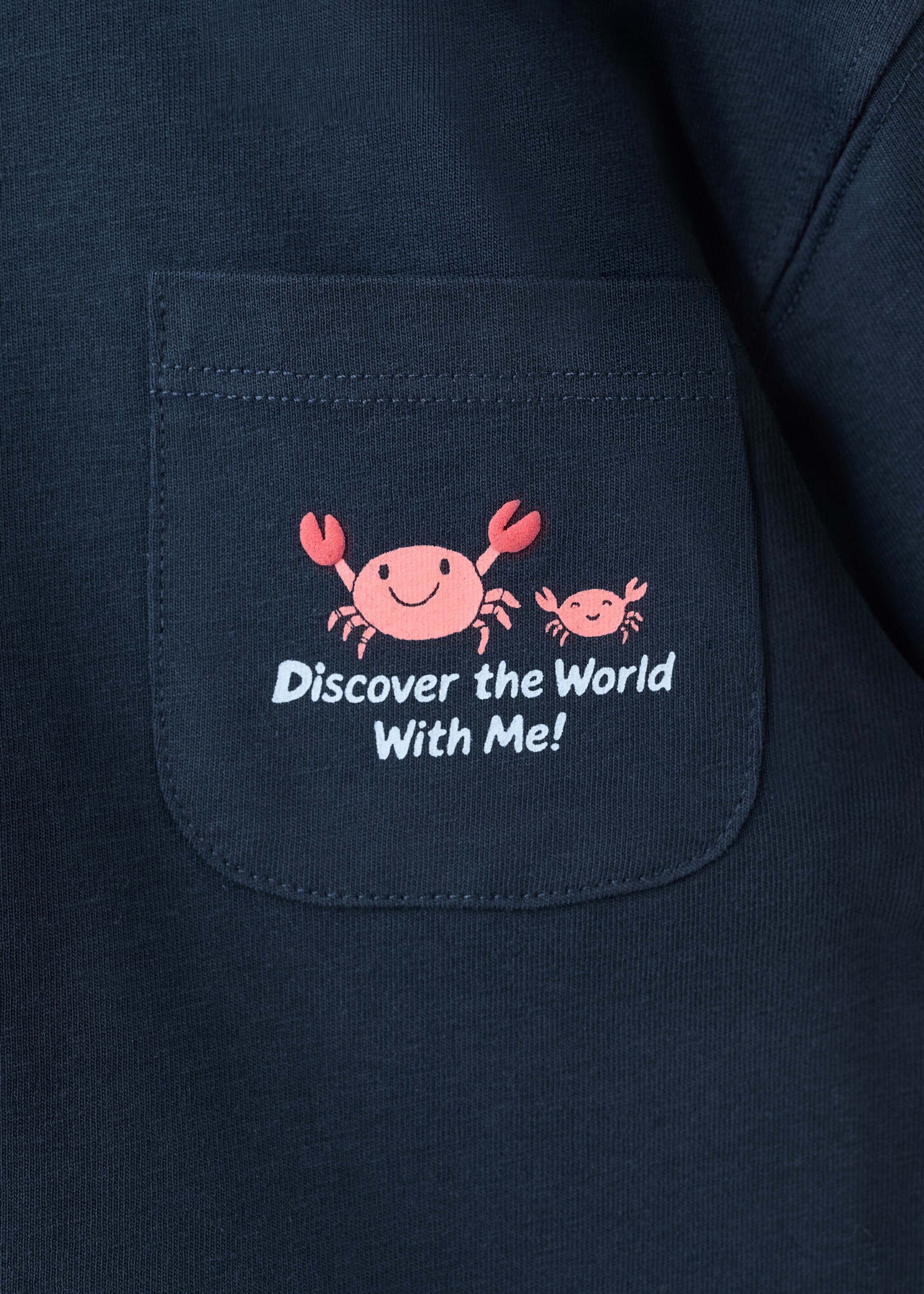 تيشيرت بتفاصيل جيب مطبوع - تفاصيل المنتج 0, أزرق غامق. Ref: 27025151-00.