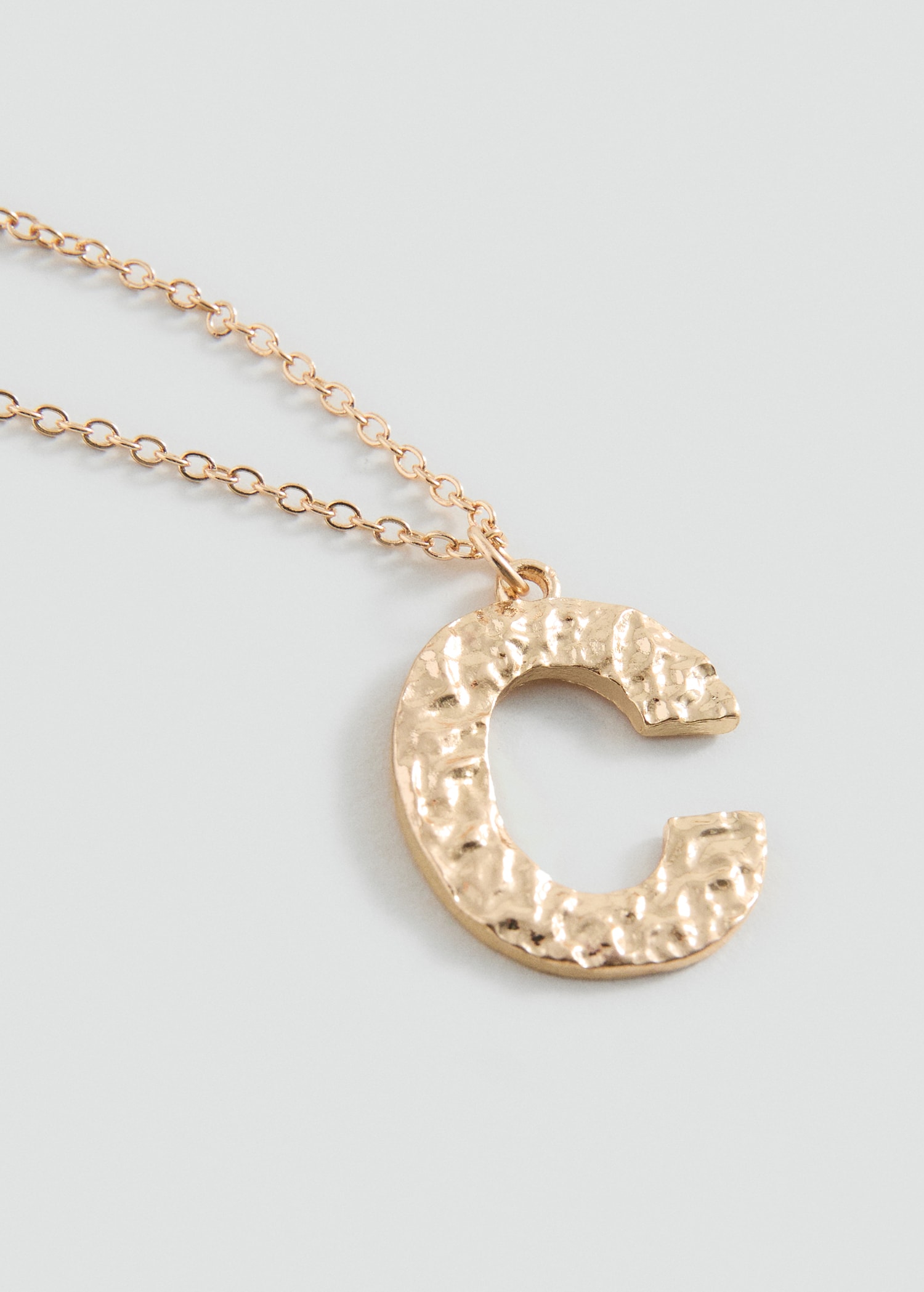 Collar colgante letra - Plano medio