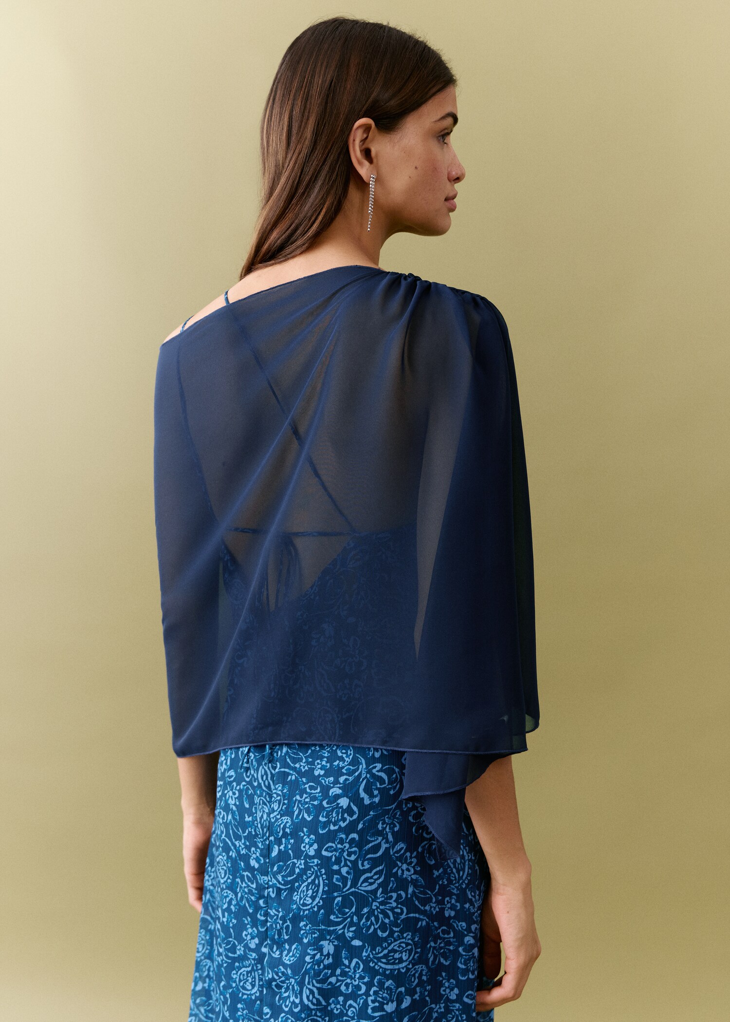 غطاء شبه شفاف مع فتحة - الجهة الخلفية للمنتج