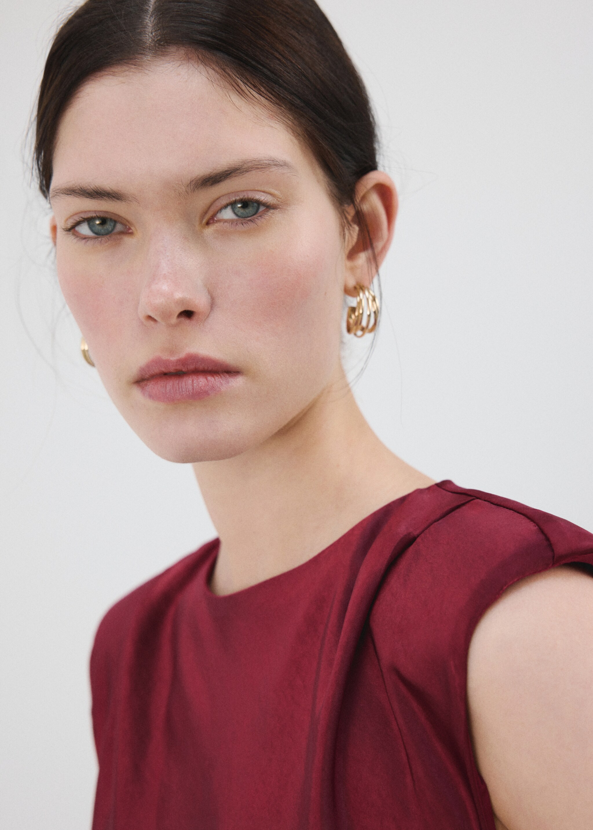 Fitted satin dress - Details of the article 1, Cherry. Ref: 27025826-00.