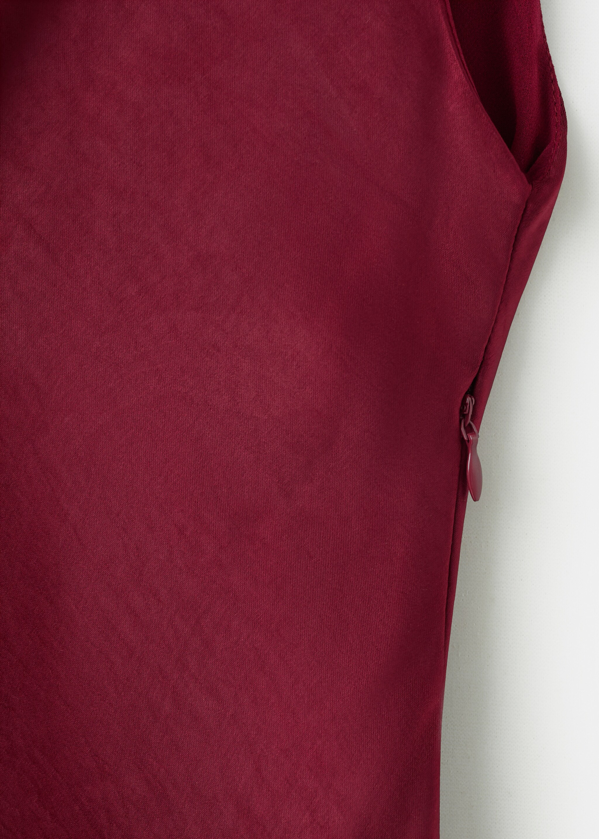 Getailleerde satijnen jurk - Detail van het artikel 8, Kersenrood. Ref: 27025826-00.