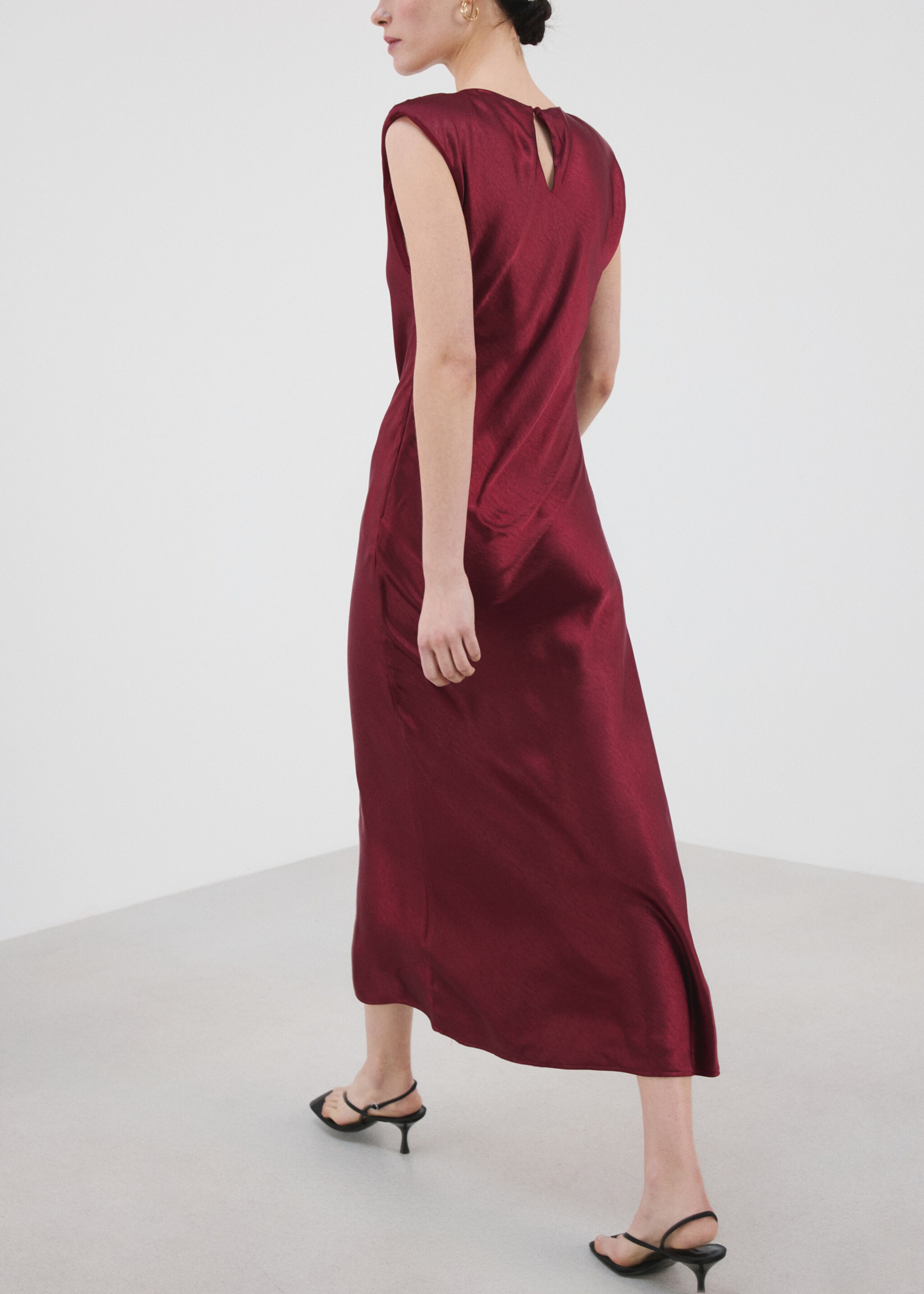 Fitted satin dress - Reverse of the article, Cherry. Ref: 27025826-00.