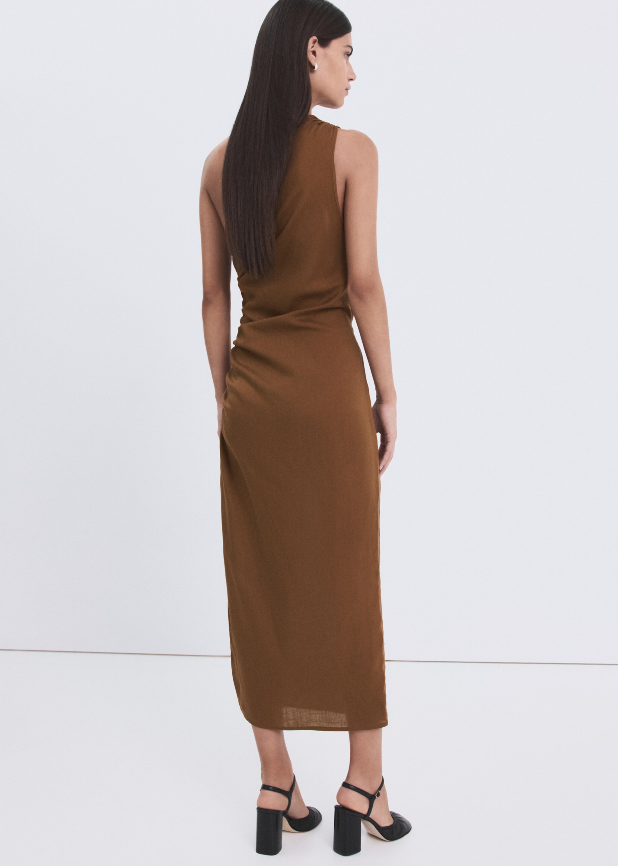 Asymmetrical dress with side slit - Reverse of the article, Tobacco Brown. Ref: 27025827-00.