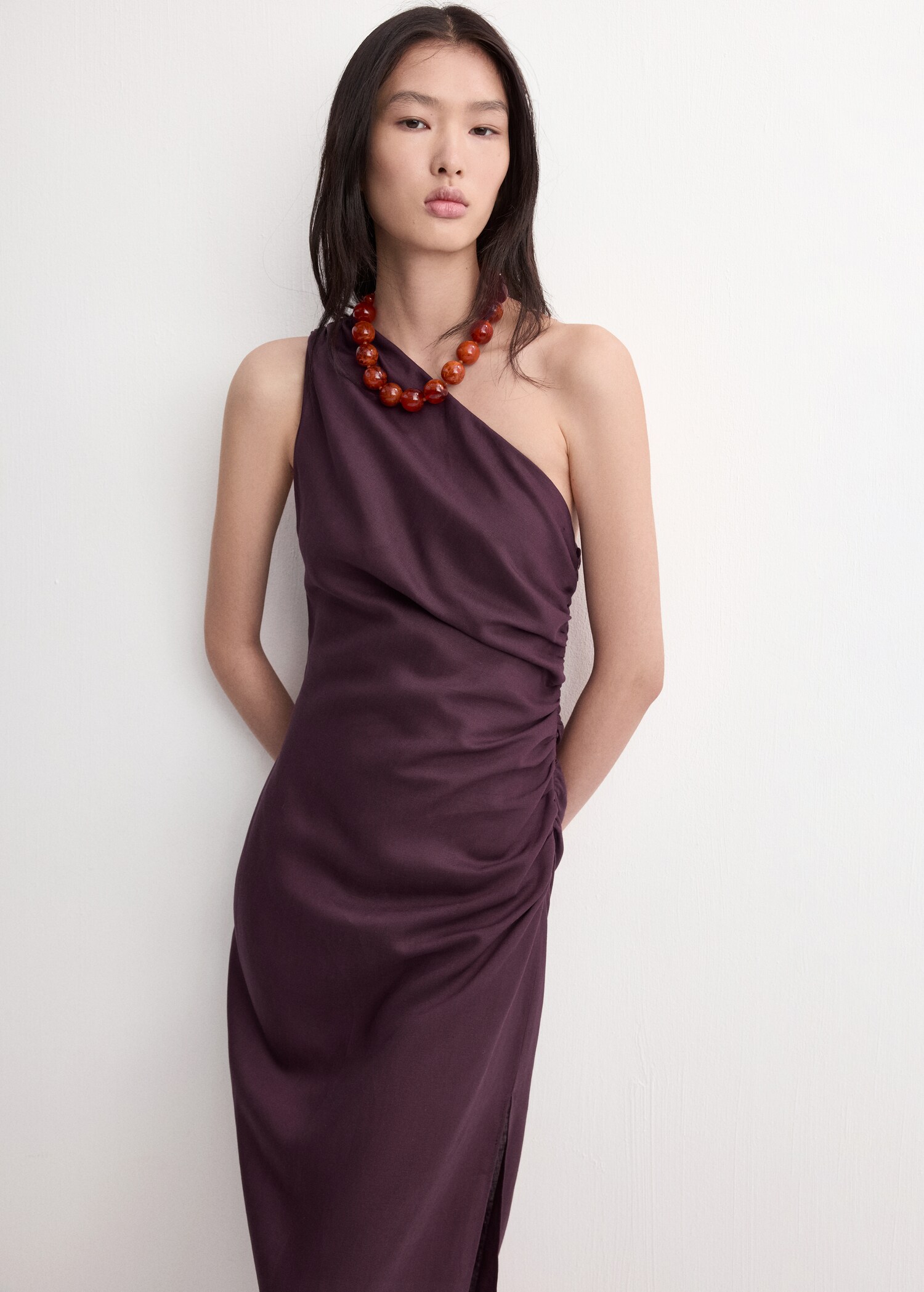 Robe asymétrique ouverture latérale - Plan moyen