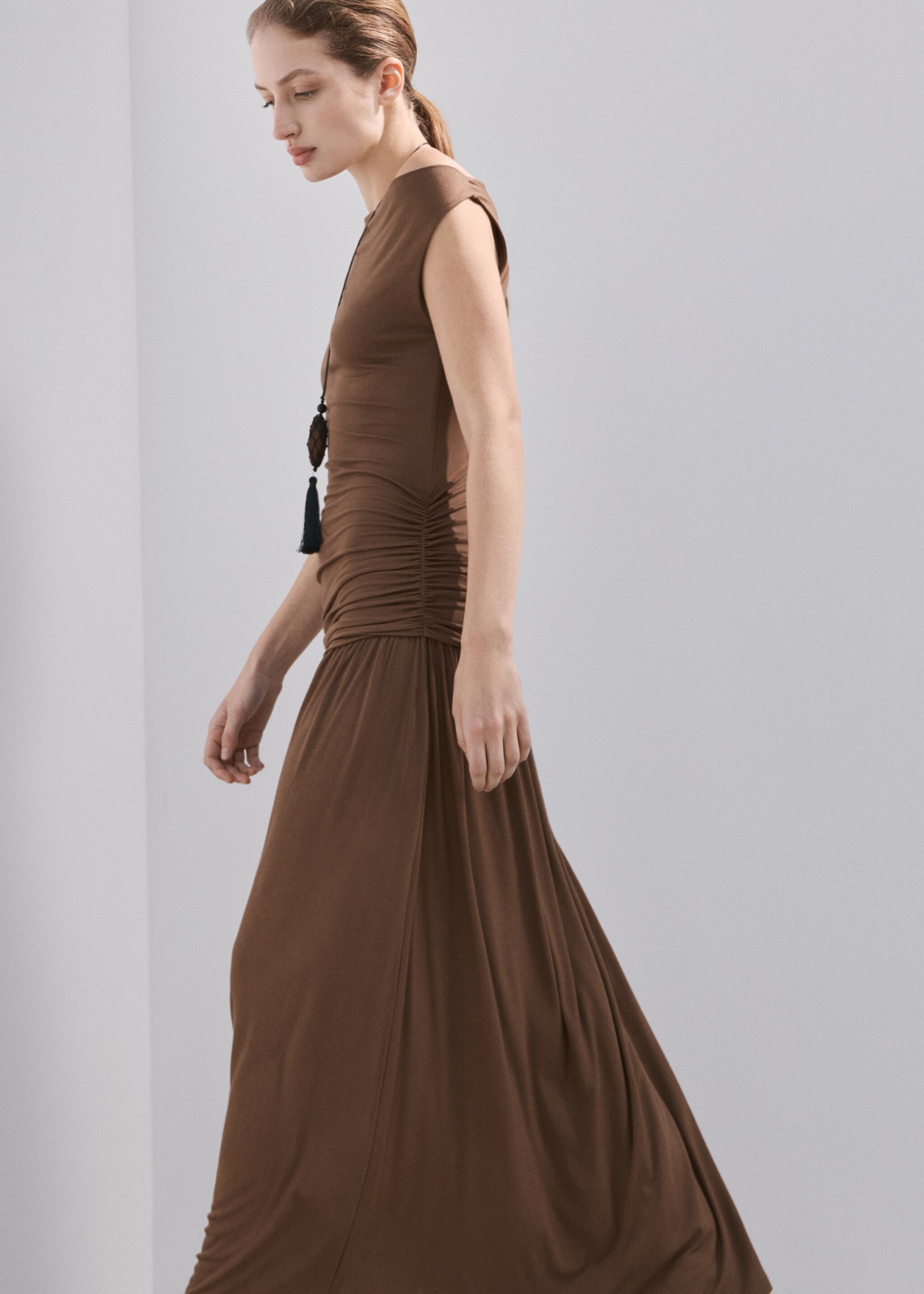Asymmetrical dress with gathered body - Medium plane, Brown. Ref: 27025832-00.
