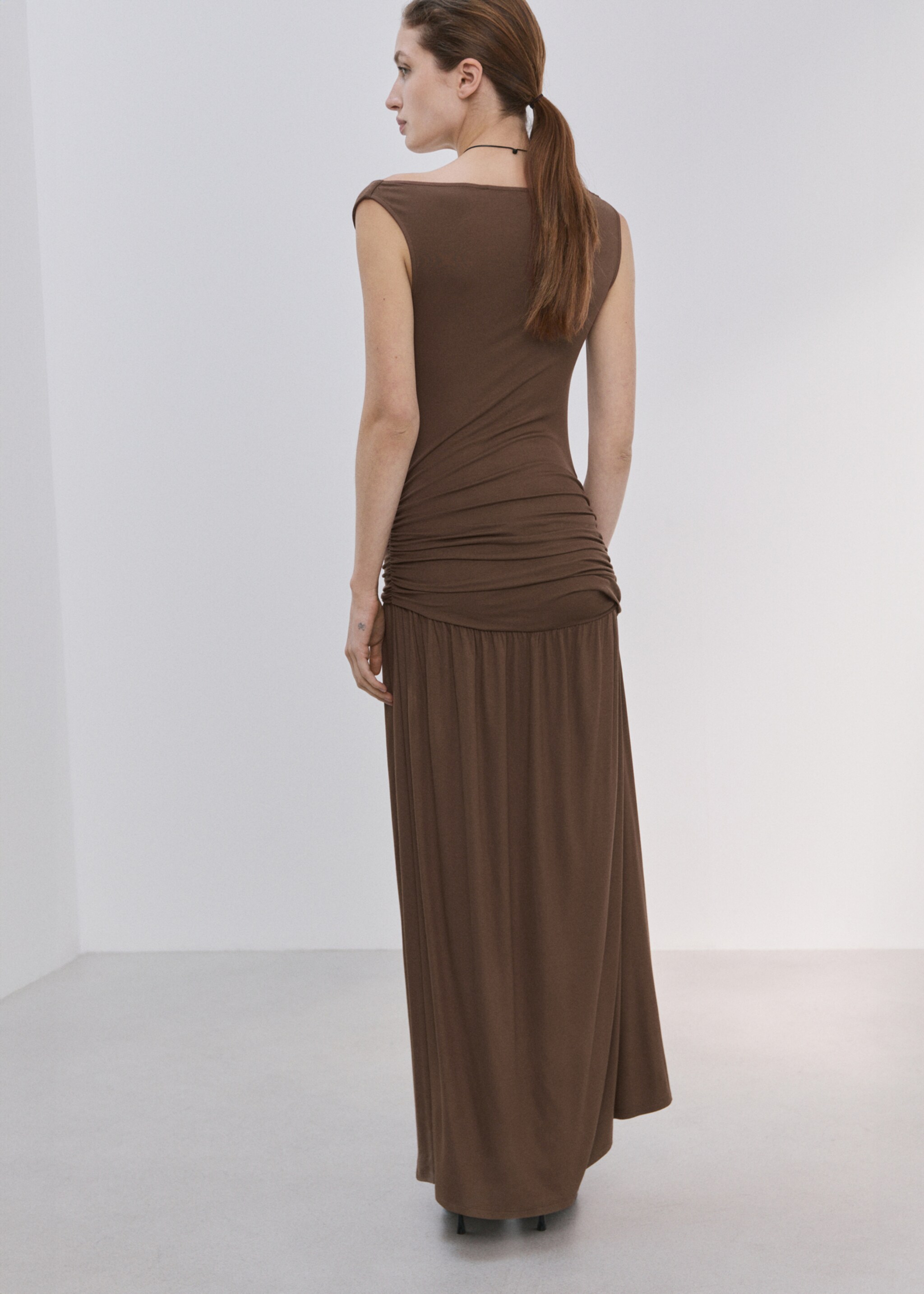 Asymmetrical dress with gathered body - Reverse of the article, Brown. Ref: 27025832-00.