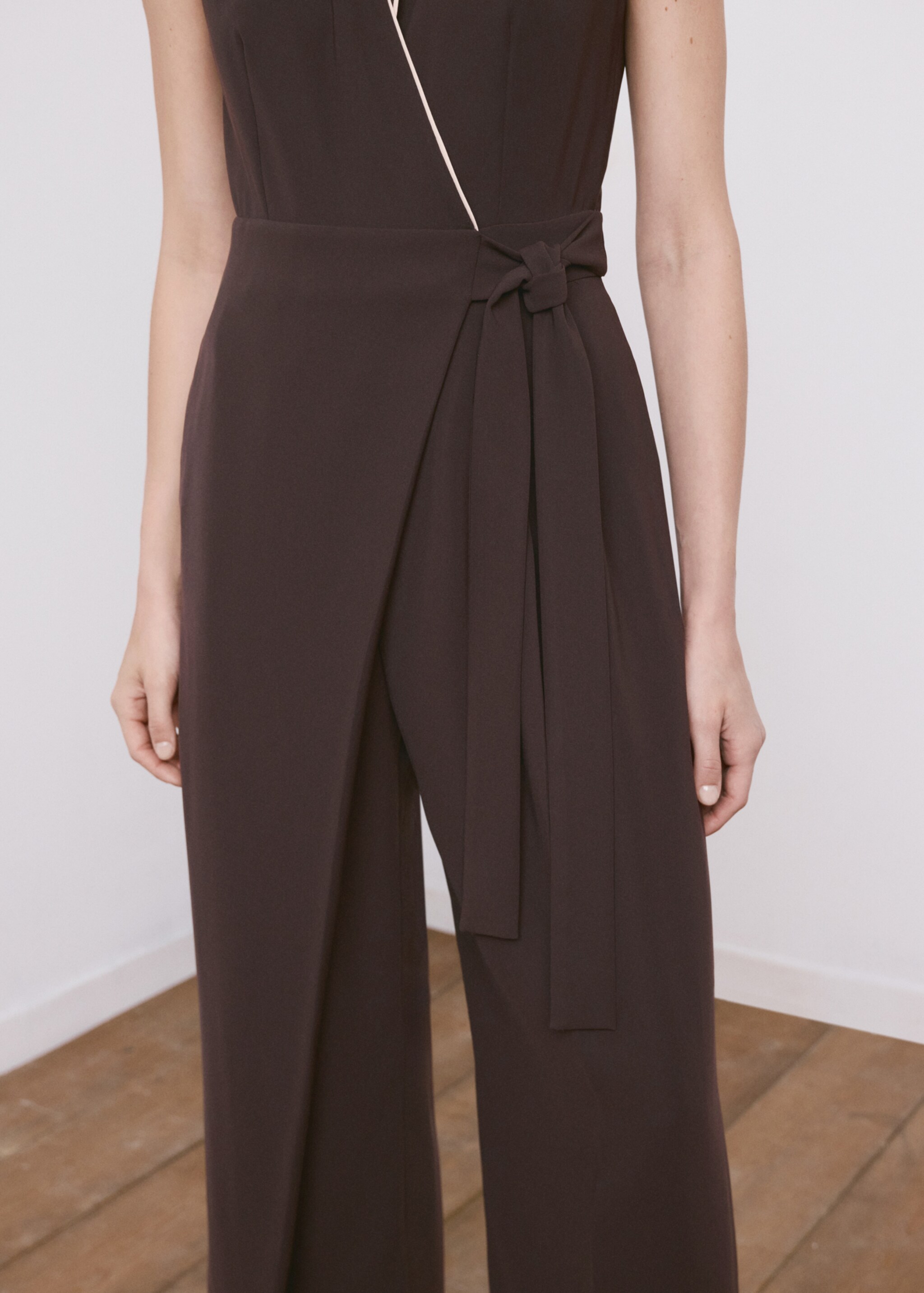 Belt wrap jumpsuit - Details of the article 6, Chocolate. Ref: 27025834-00.