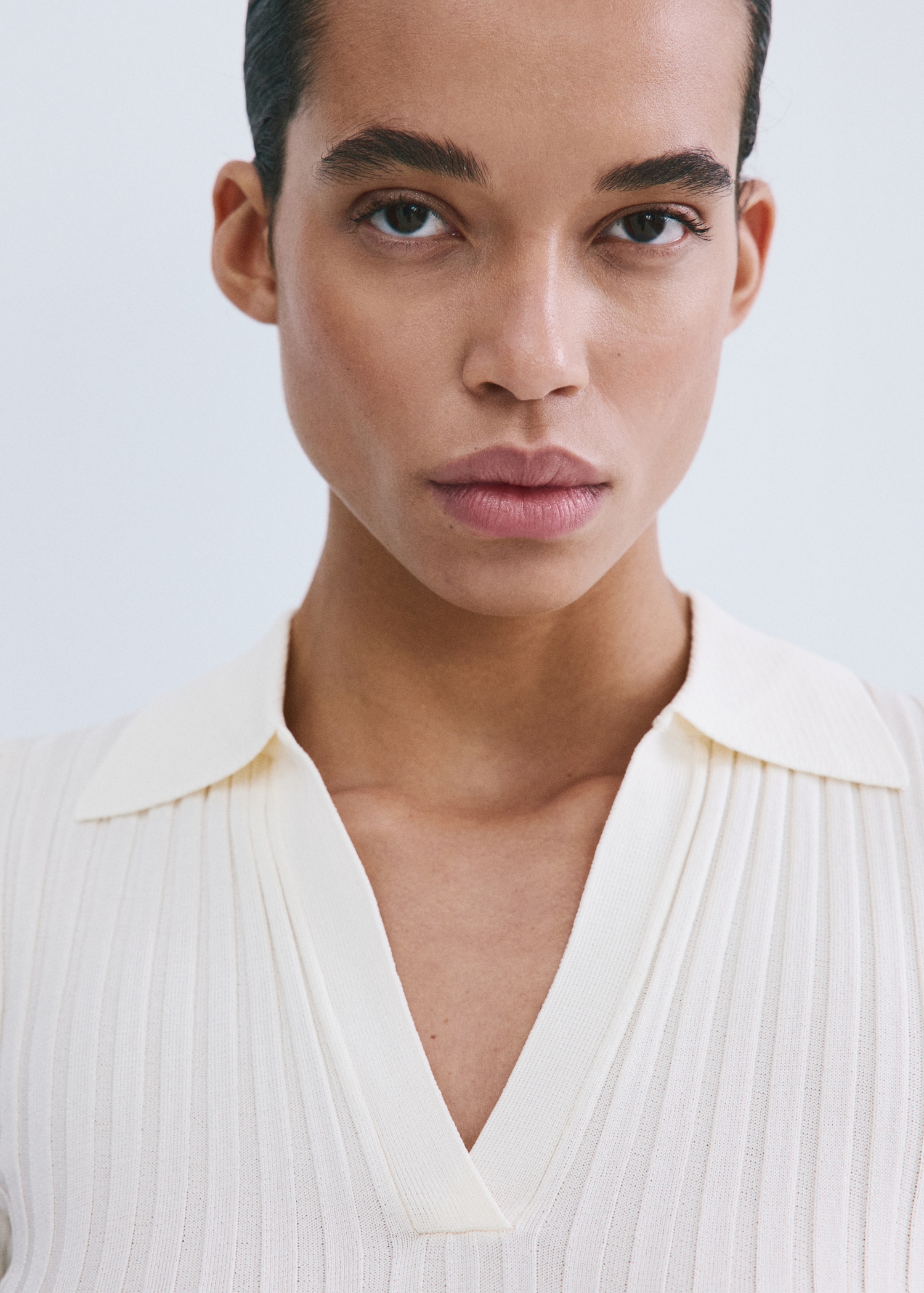 V-neck knit sweater - Details of the article 1