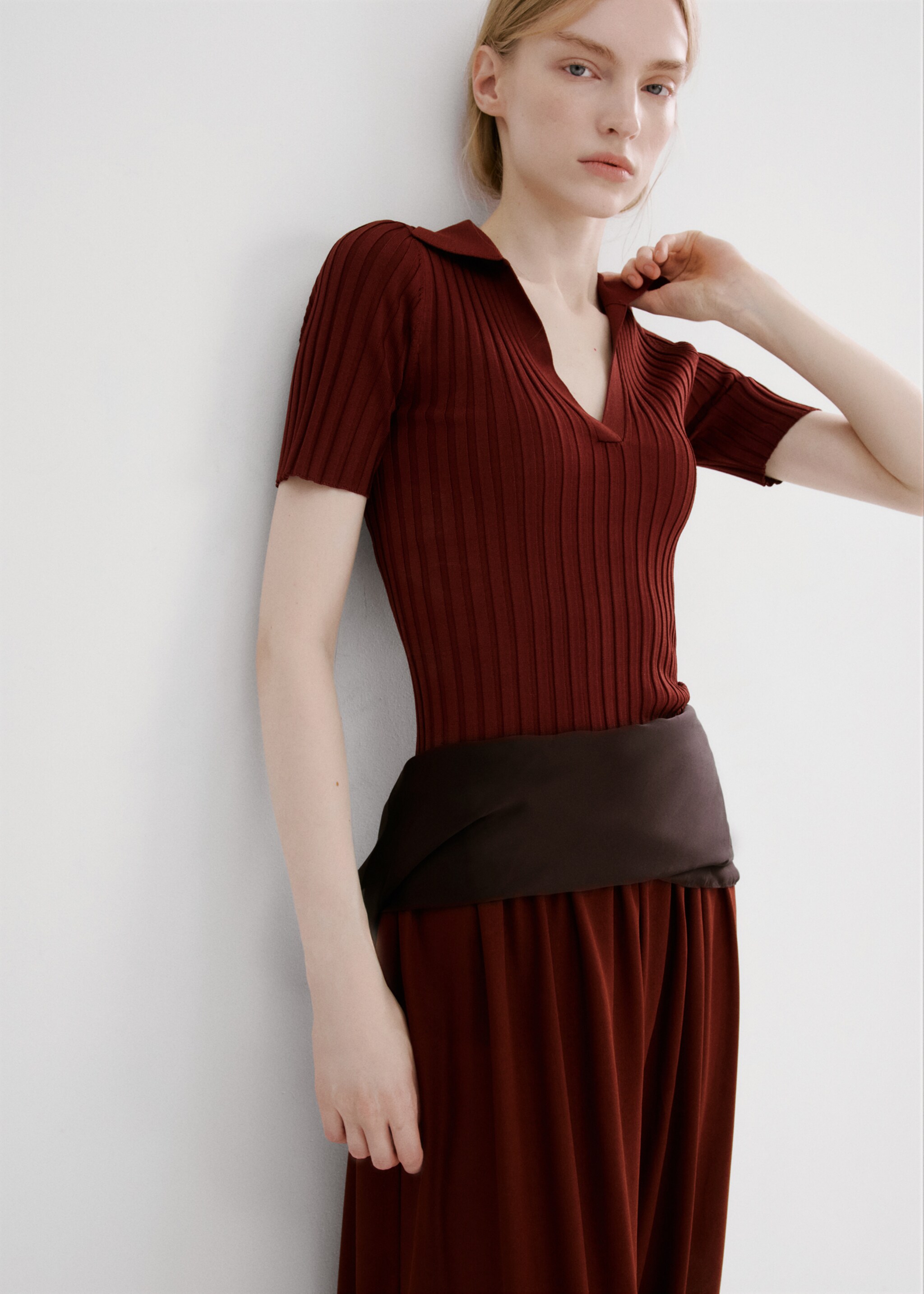 V-neck knit sweater - Medium plane, Burnt Orange. Ref: 27025835-00.