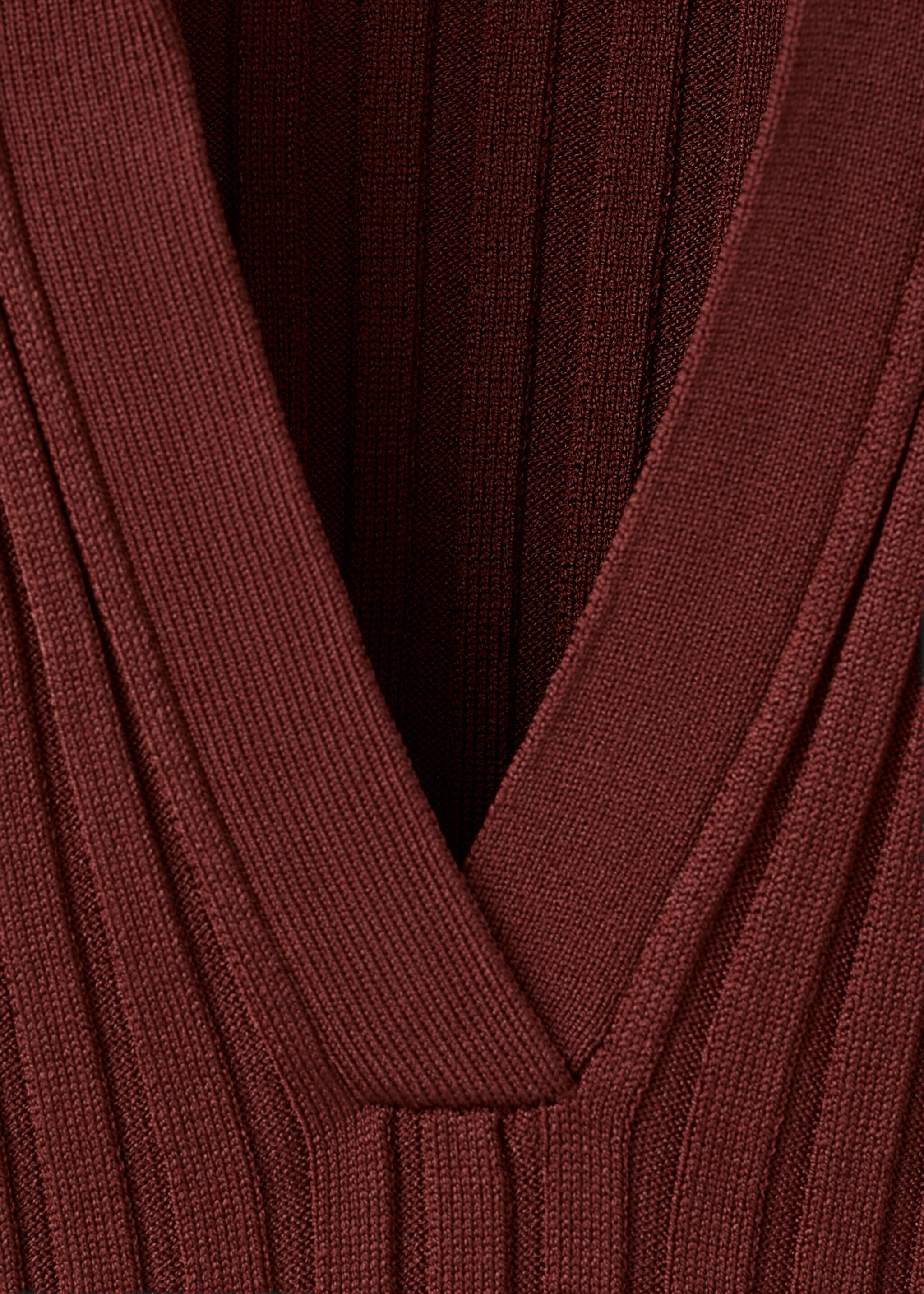 V-neck knit sweater - Details of the article 8, Burnt Orange. Ref: 27025835-00.
