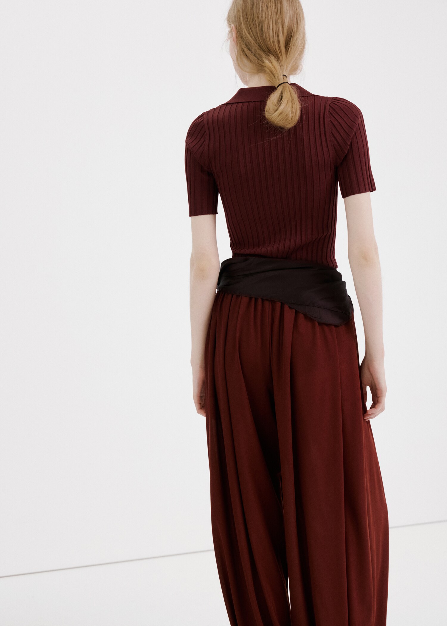 V-neck knit sweater - Reverse of the article