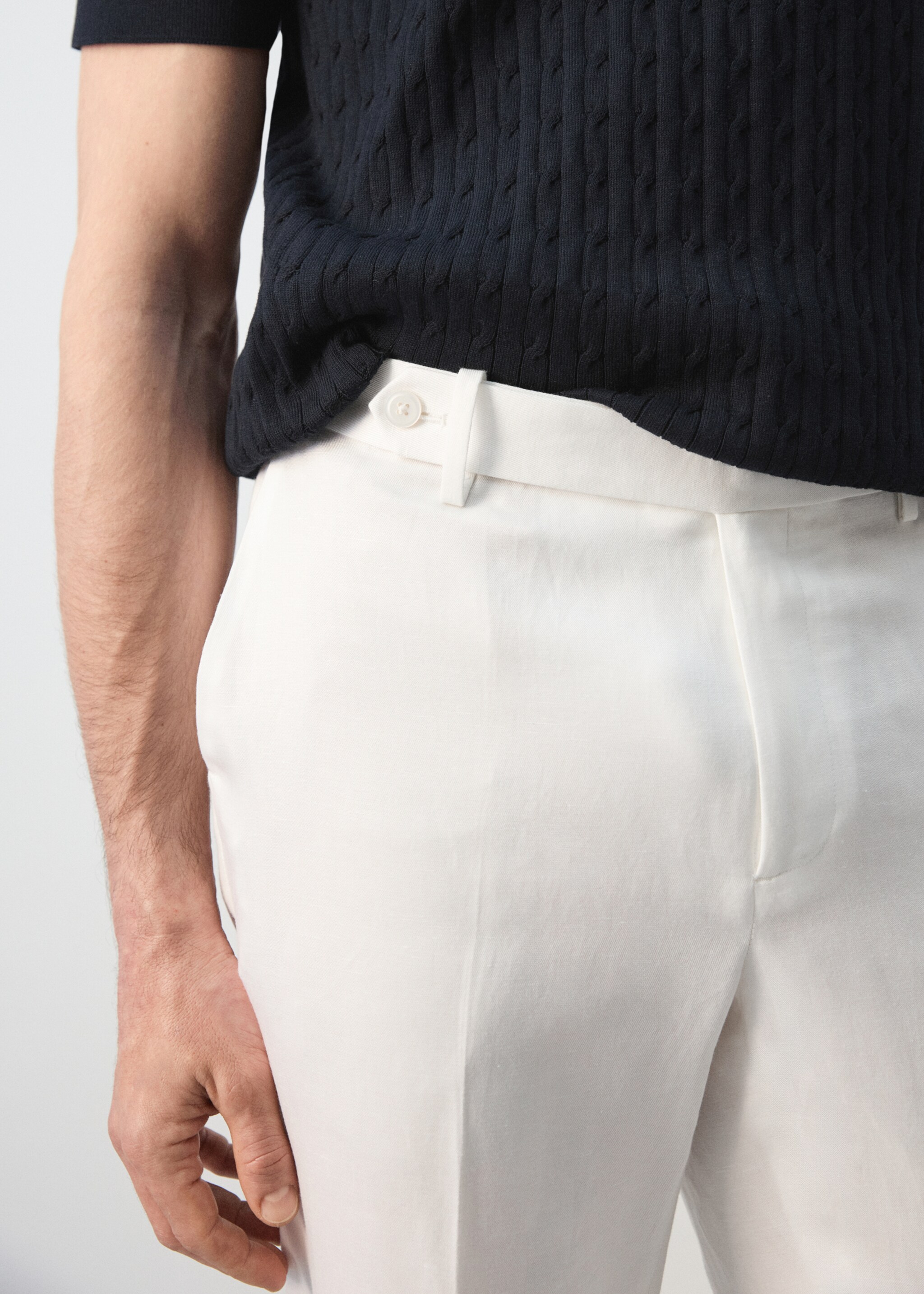 Pantalon slim-fit taille croisée - Détail de l'article 1, Blanc cassé. Ref: 27025933-00.