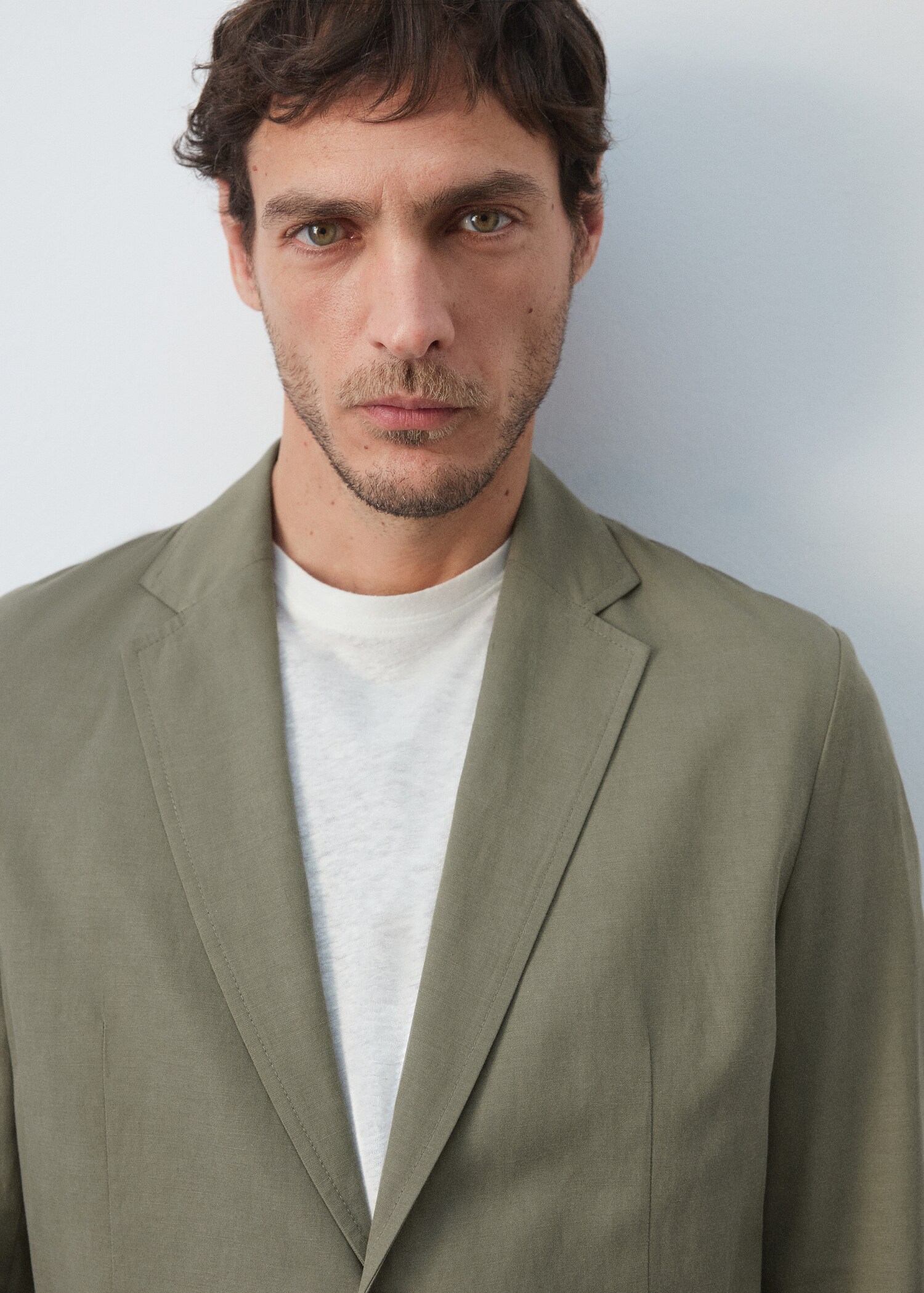 جاكيت بليزر سليم فيت من مزيج الكتان والليوسيل - تفاصيل المنتج 1