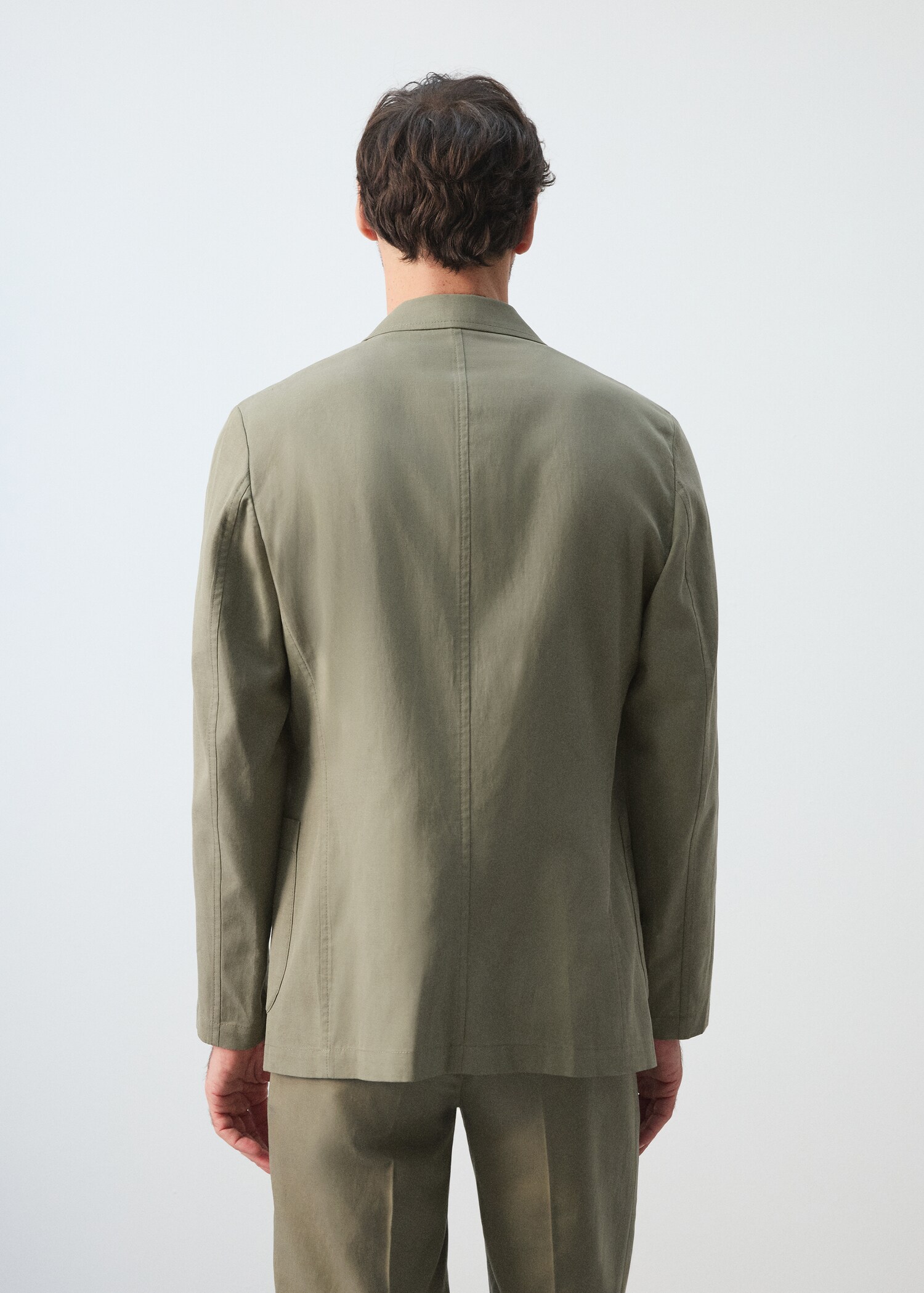 جاكيت بليزر سليم فيت من مزيج الكتان والليوسيل - الجهة الخلفية للمنتج