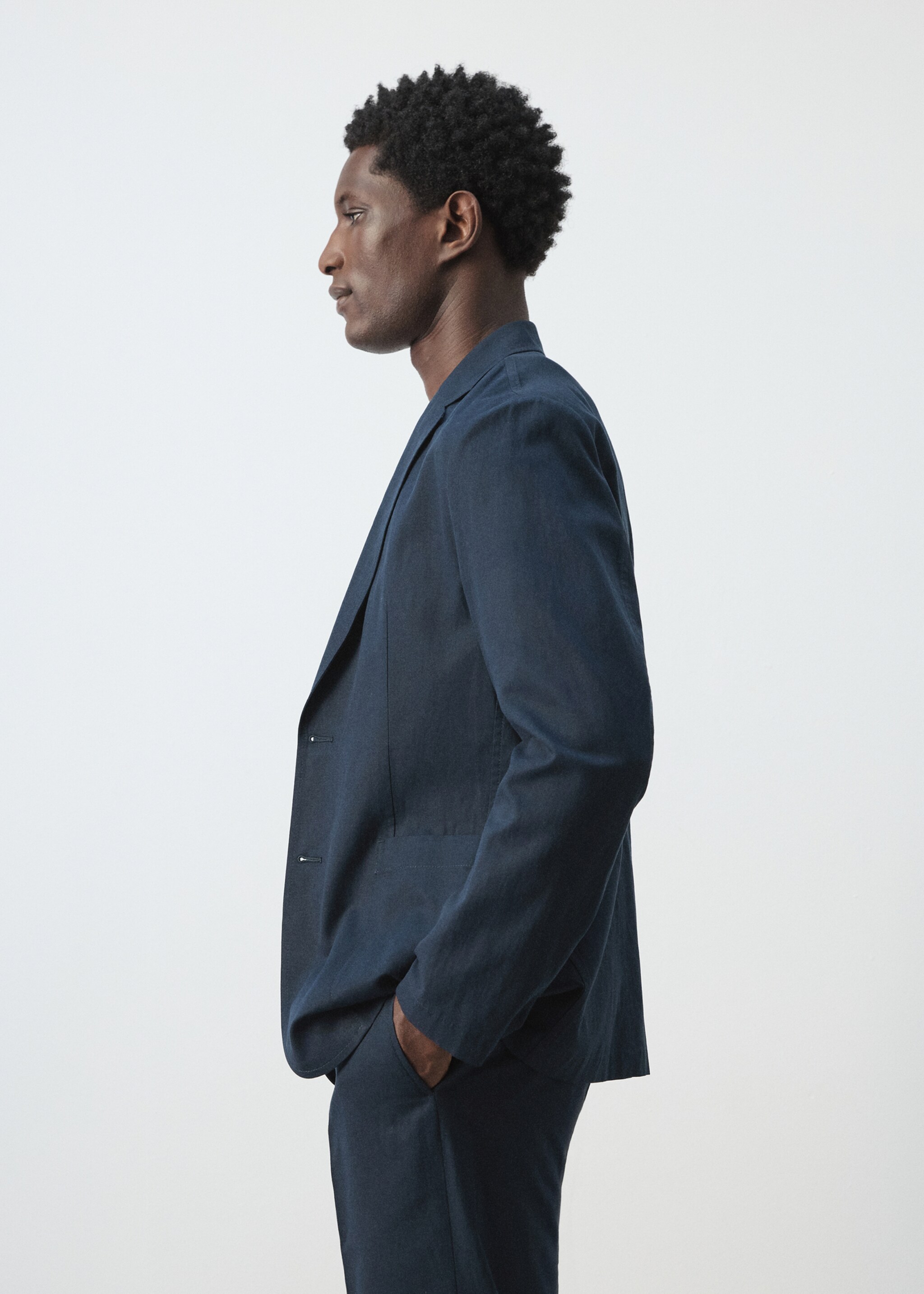 Blazer de fato slim fit de linho e liocel - Pormenor do artigo 2, Azul-marinho. Ref: 27025945-00.