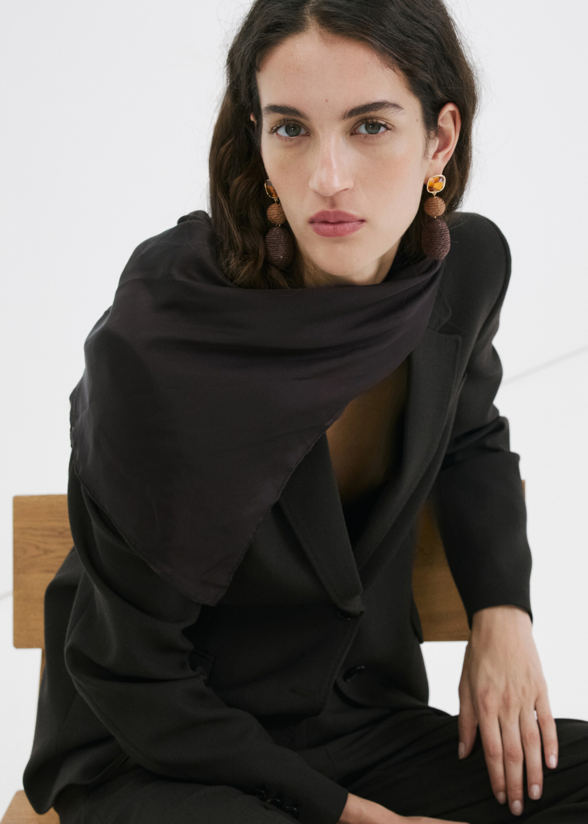 Doğal elyaf sallantılı küpe