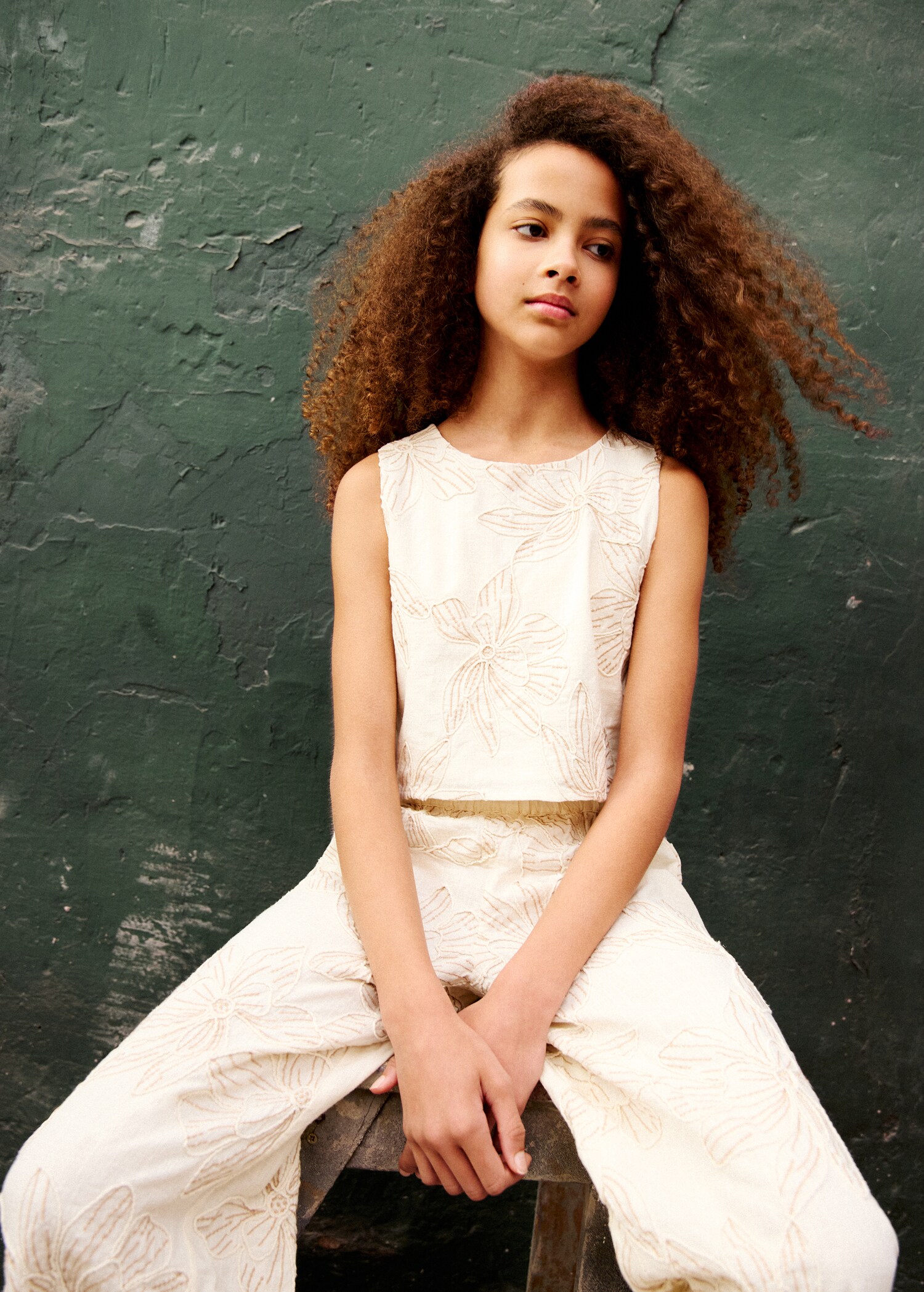 Cotton blouse with floral embroideries - Details of the article 6