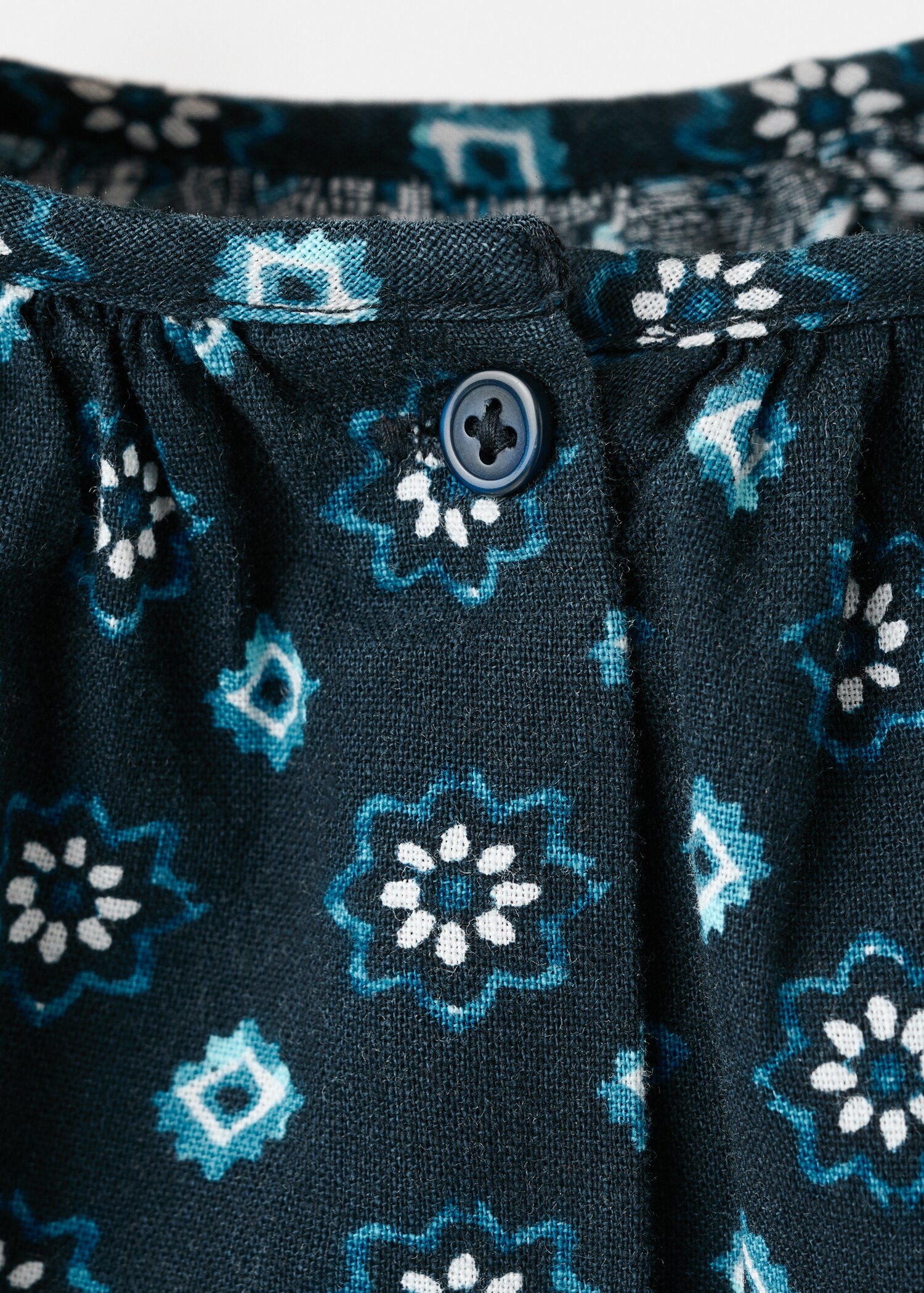 Cotton blouse with floral pattern - Details of the article 0