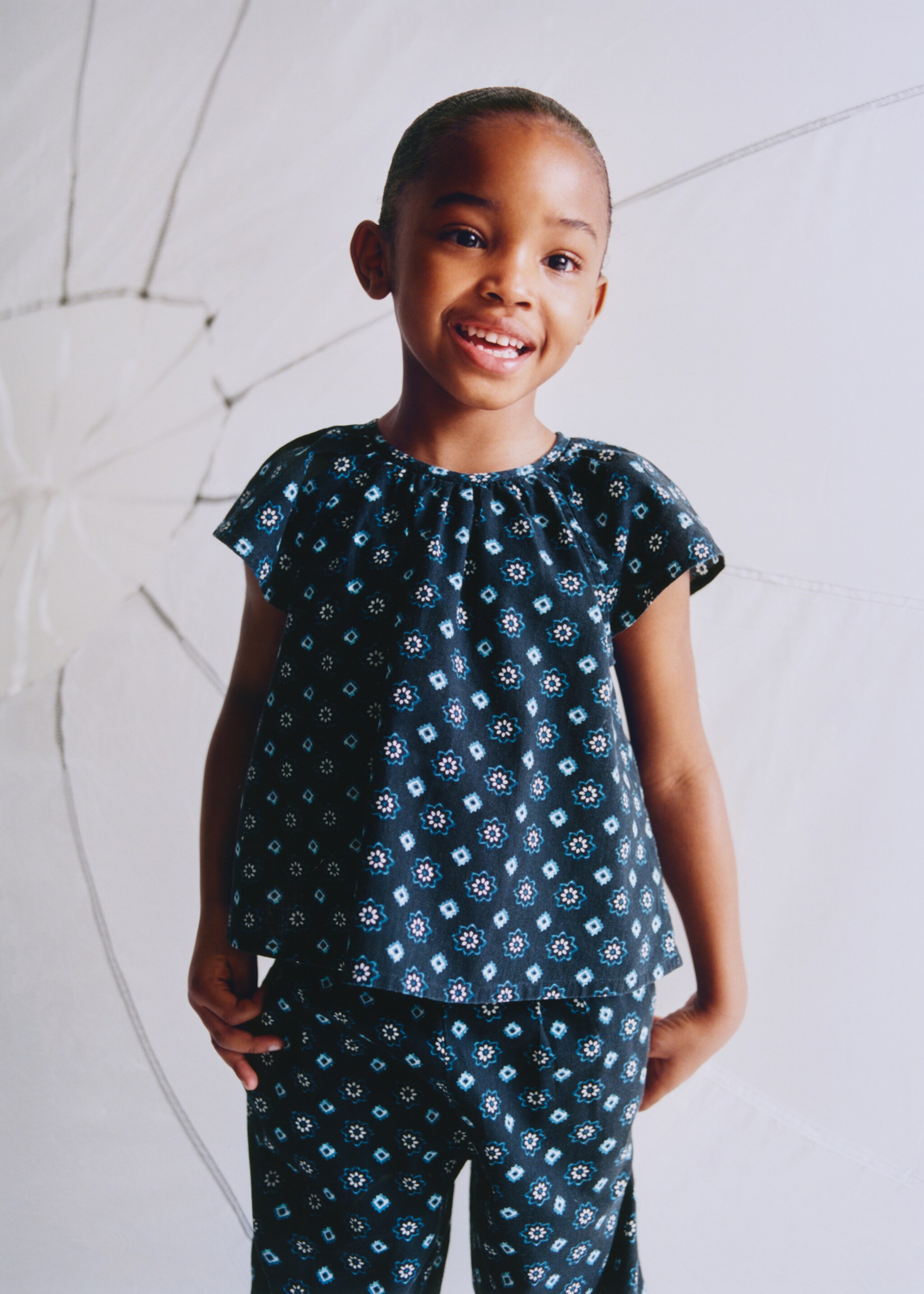 Cotton blouse with floral pattern - Details of the article 5, Navy. Ref: 27026351-00.