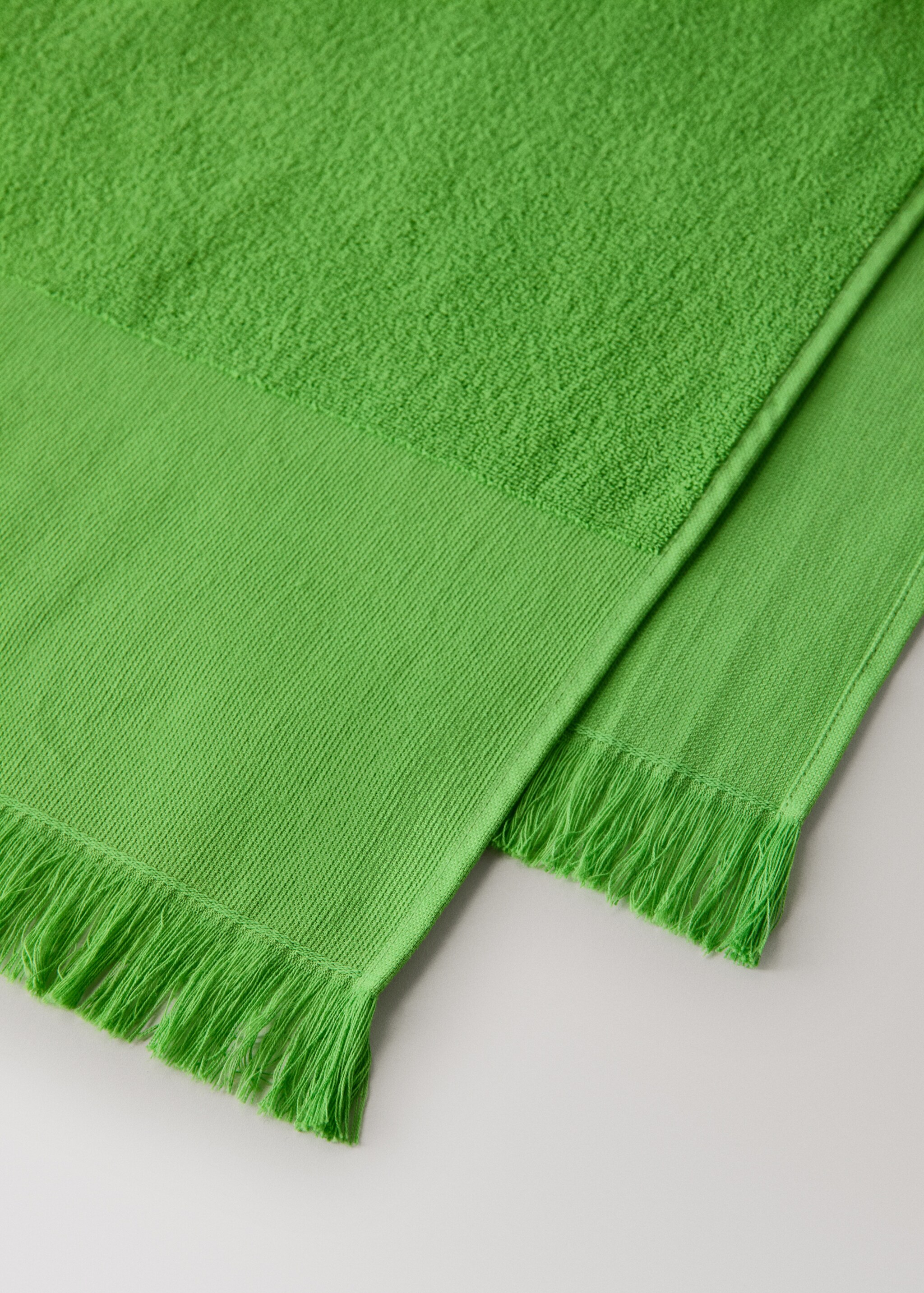 Plain overdyed beach towel with tassels - Details of the article 1, Green Apple. Ref: 27026353-00.