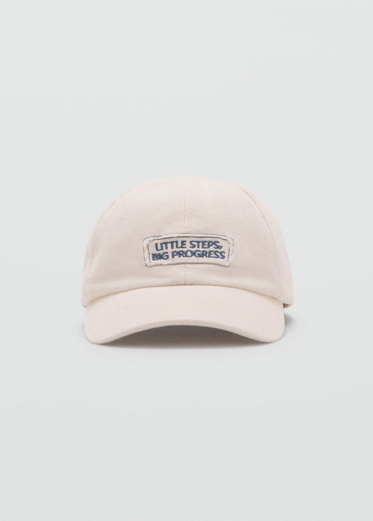 Casquette inscription brodée - Plan moyen