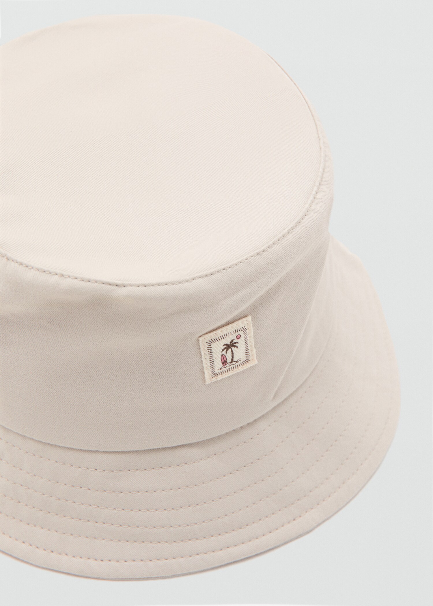 Chapeau bob brodé - Plan moyen