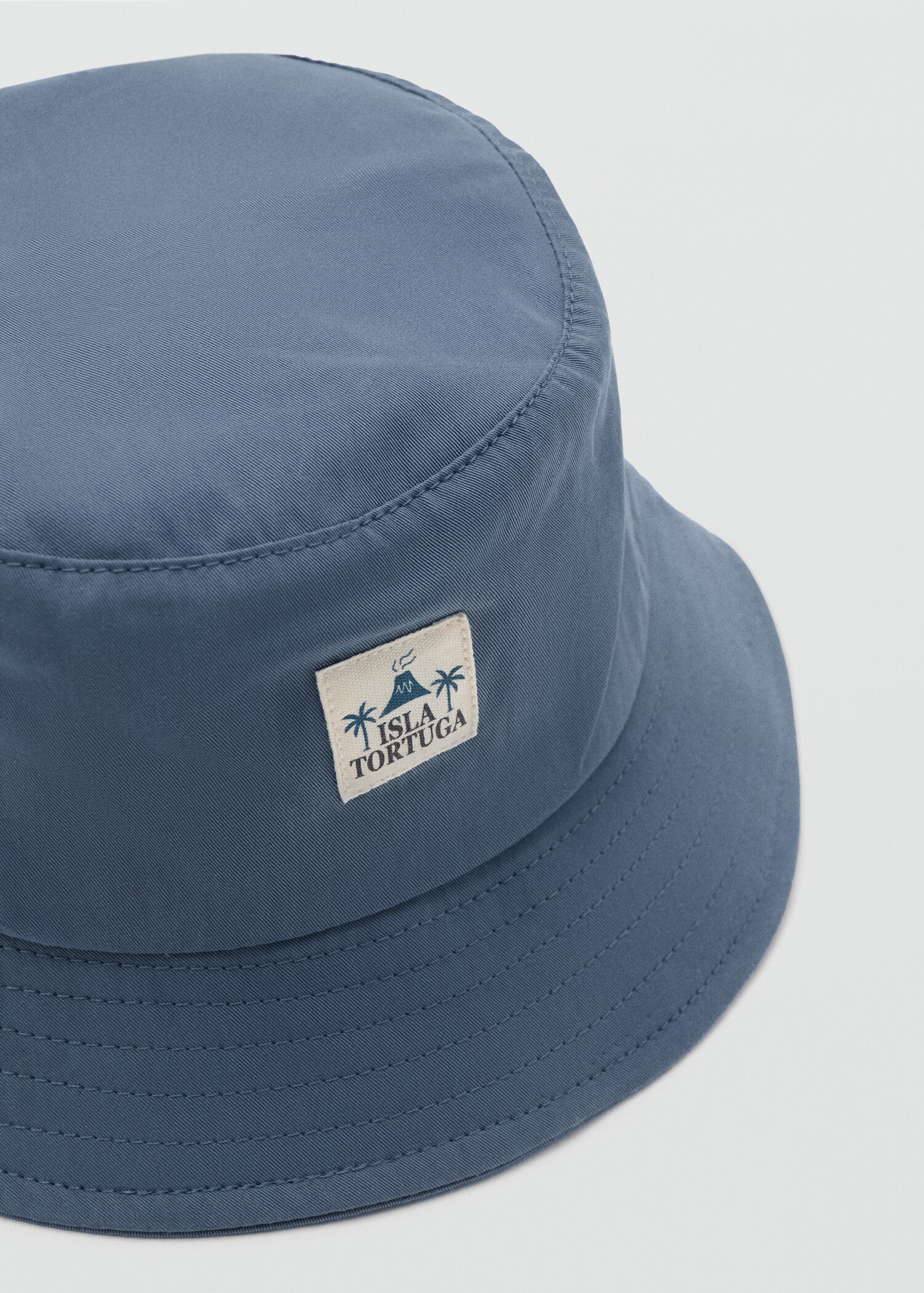 Chapeau bob brodé - Plan moyen