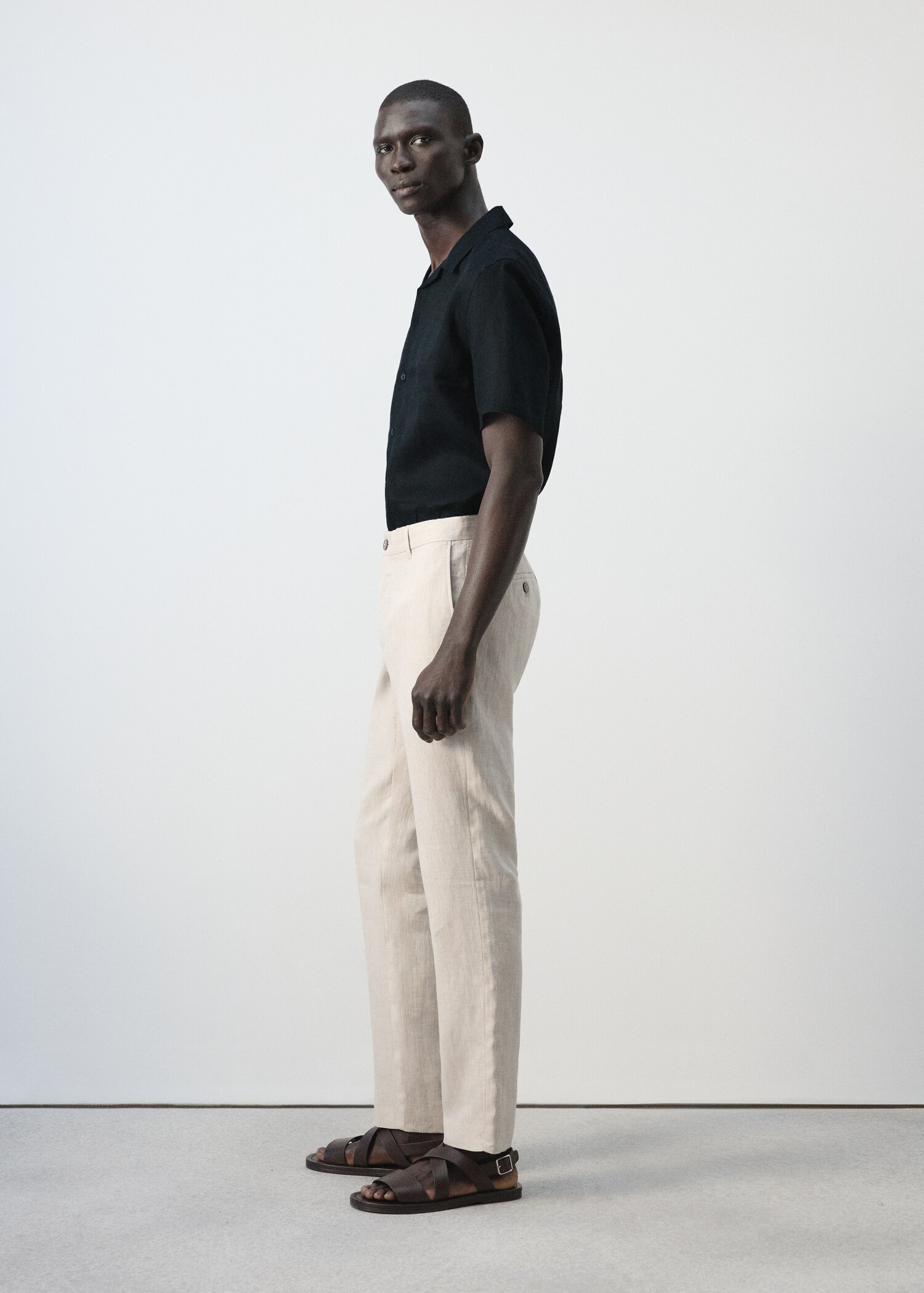 Slim-fit 100% linen trousers - Details of the article 2