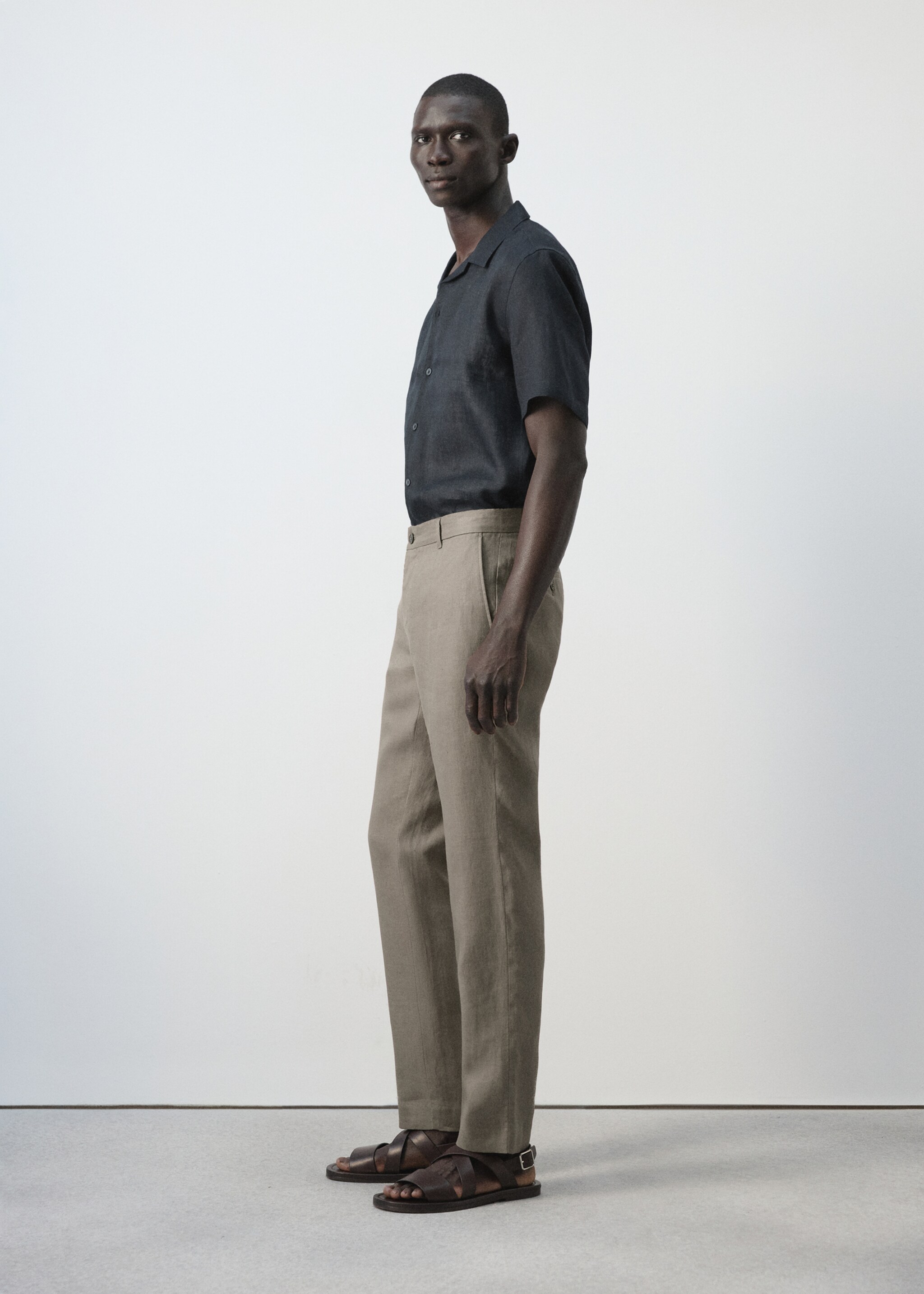 Pantalon 100 % lin slim fit - Détail de l'article 2, Gris vison. Ref: 27026711-00.