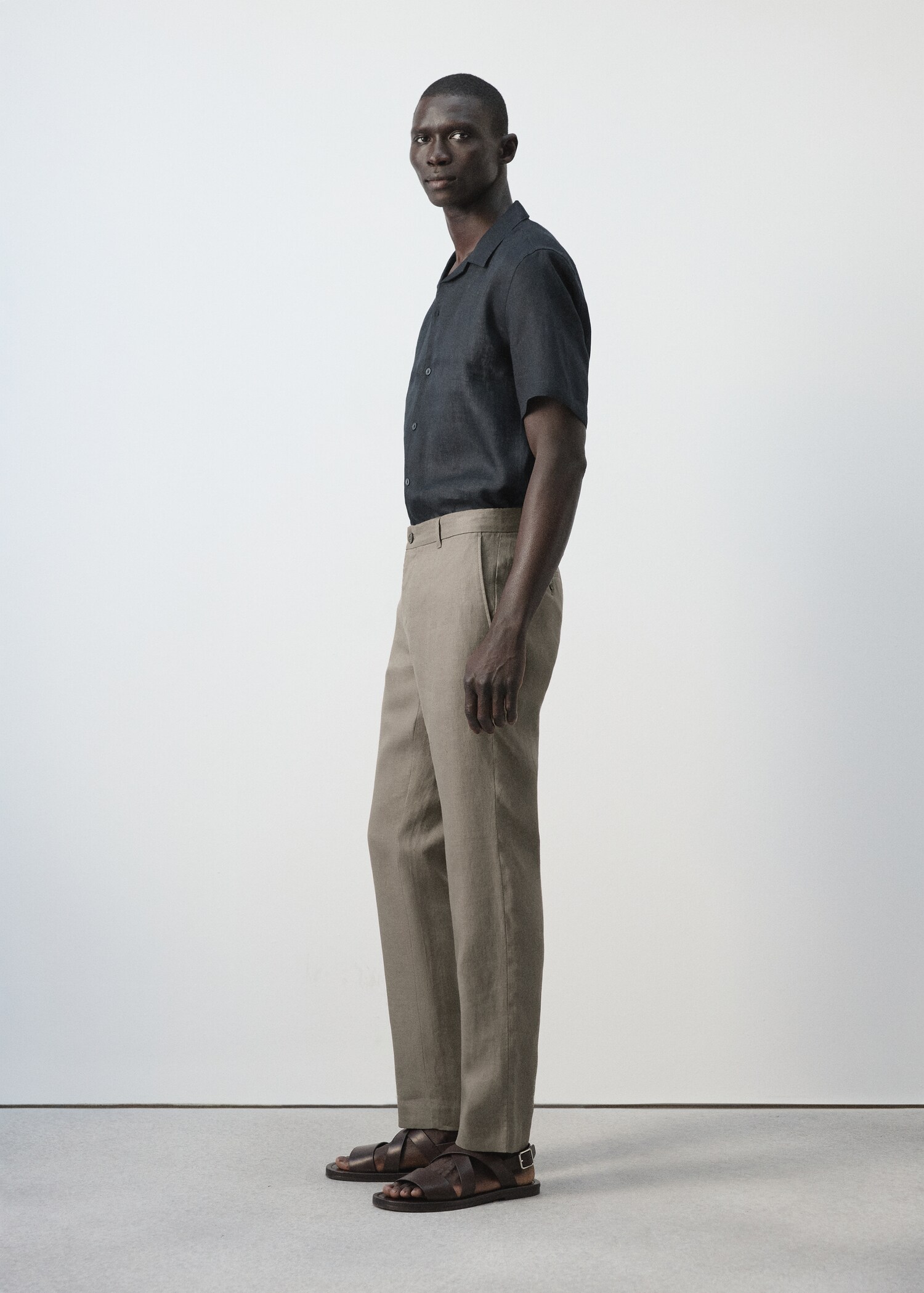 Slim-fit 100% linen trousers - Details of the article 2