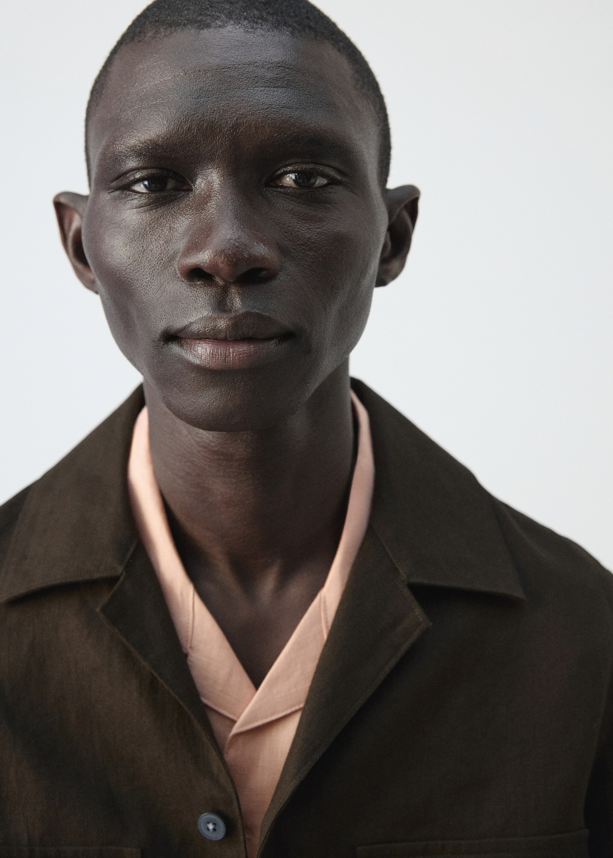 Bowling collar overshirt 100% linen - Details of the article 6, Chocolate. Ref: 27026712-00.