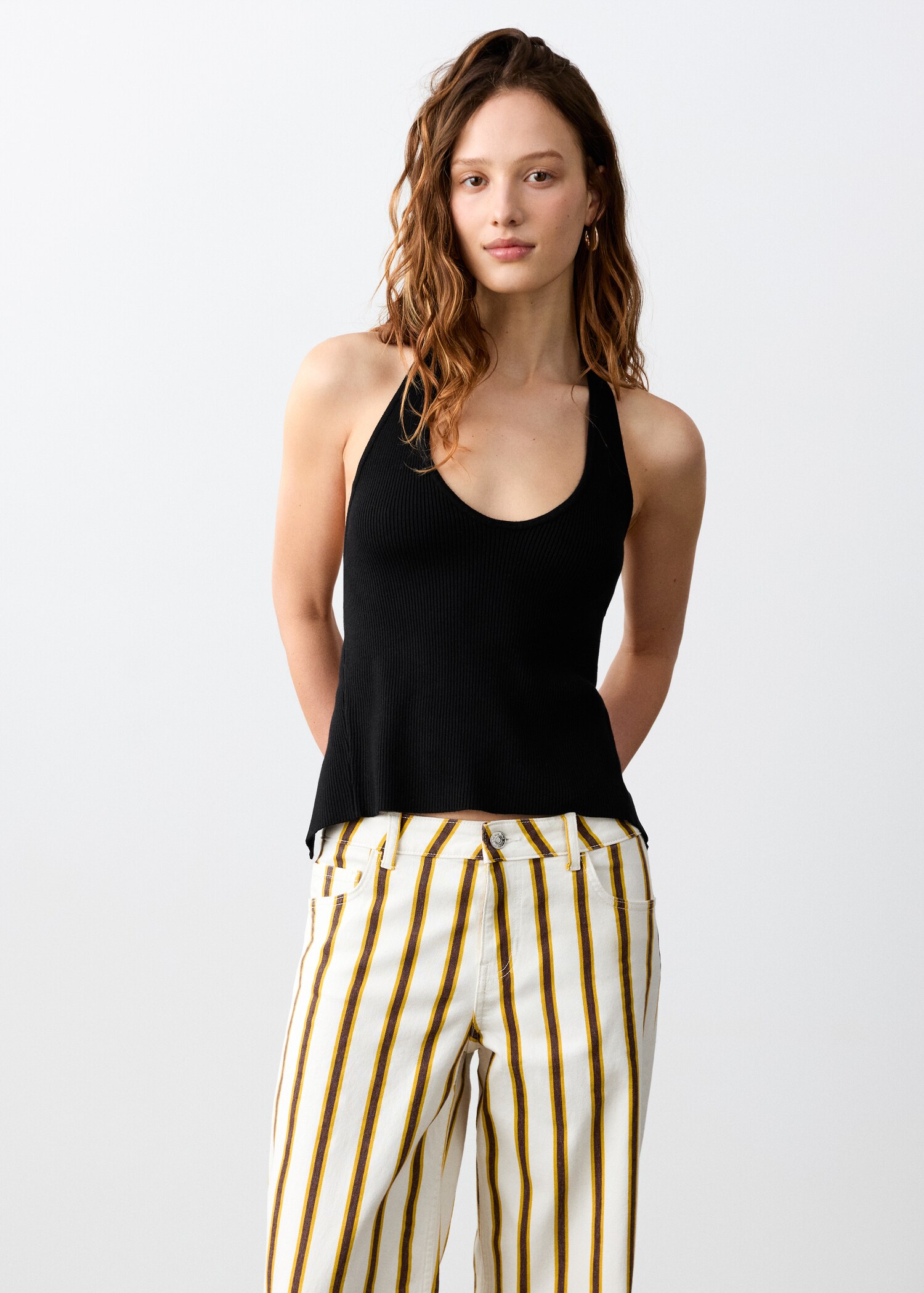 Top maille côtelée à emmanchures américaines - Plan moyen