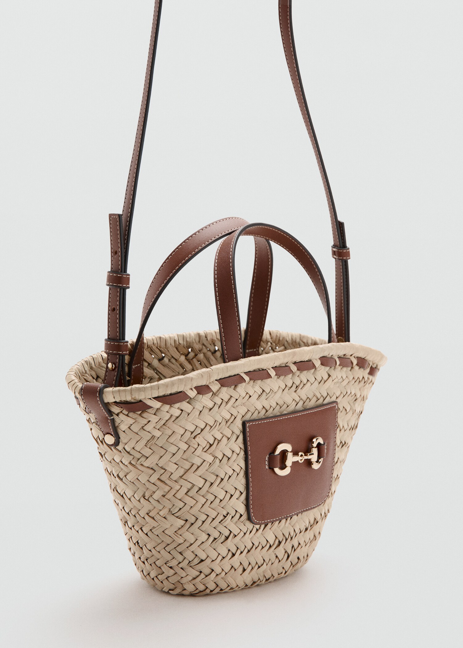 Маленькая корзина из натурального волокна - Средний план