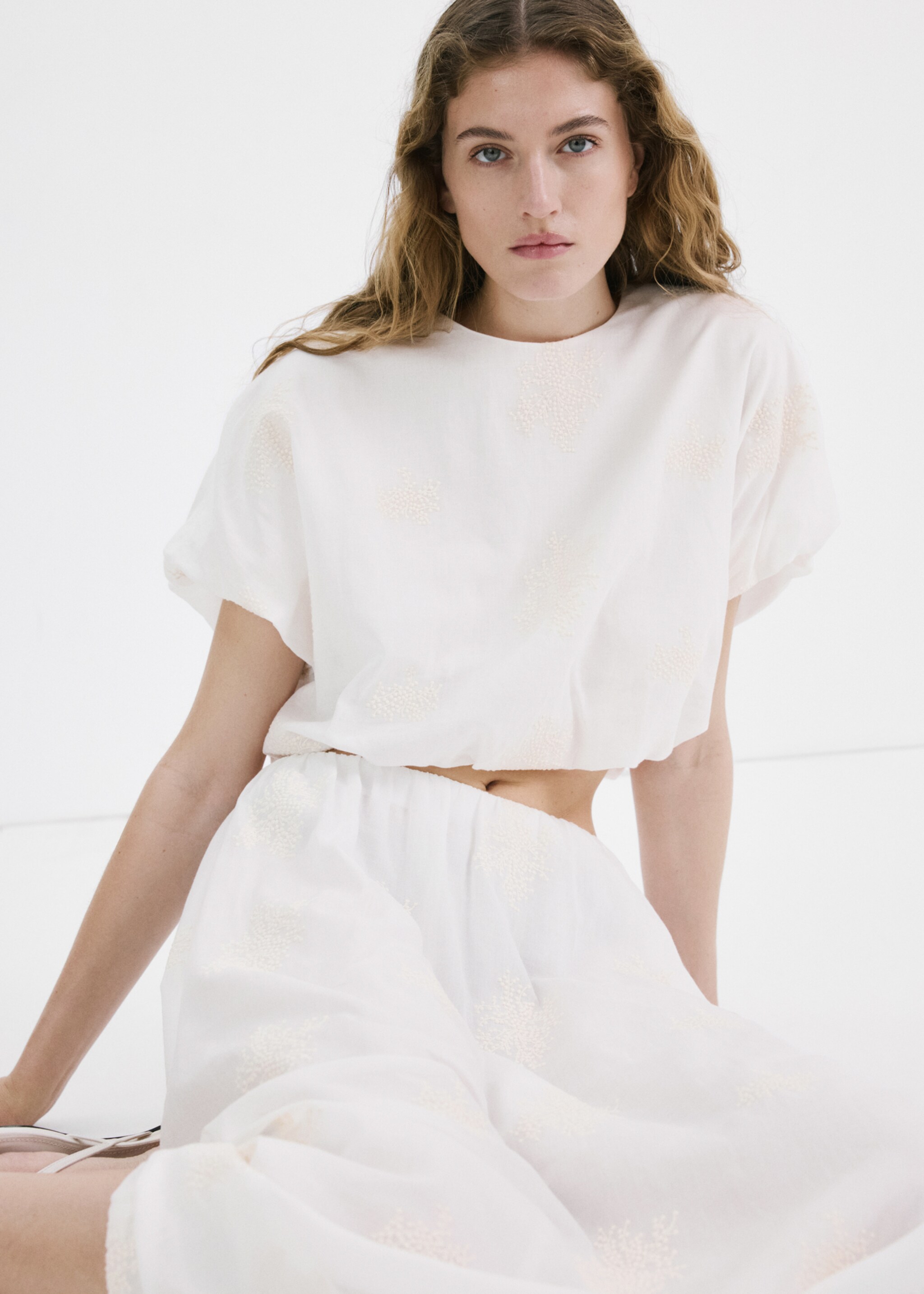 بلوزة قطنية بتفاصيل مطرزة - تفاصيل المنتج 2, بيج فاتح. Ref: 27027149-00.