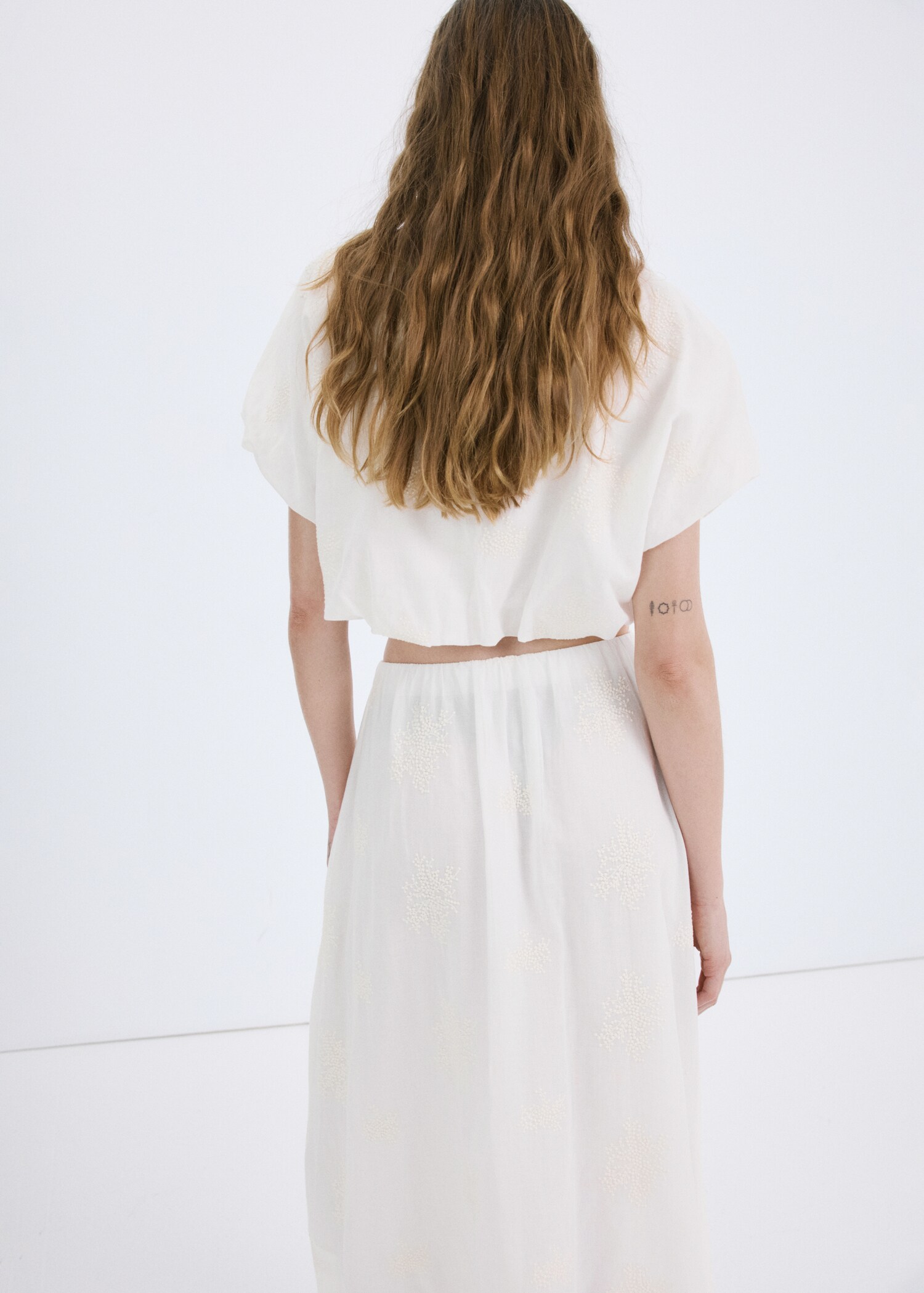 بلوزة قطنية بتفاصيل مطرزة - الجهة الخلفية للمنتج